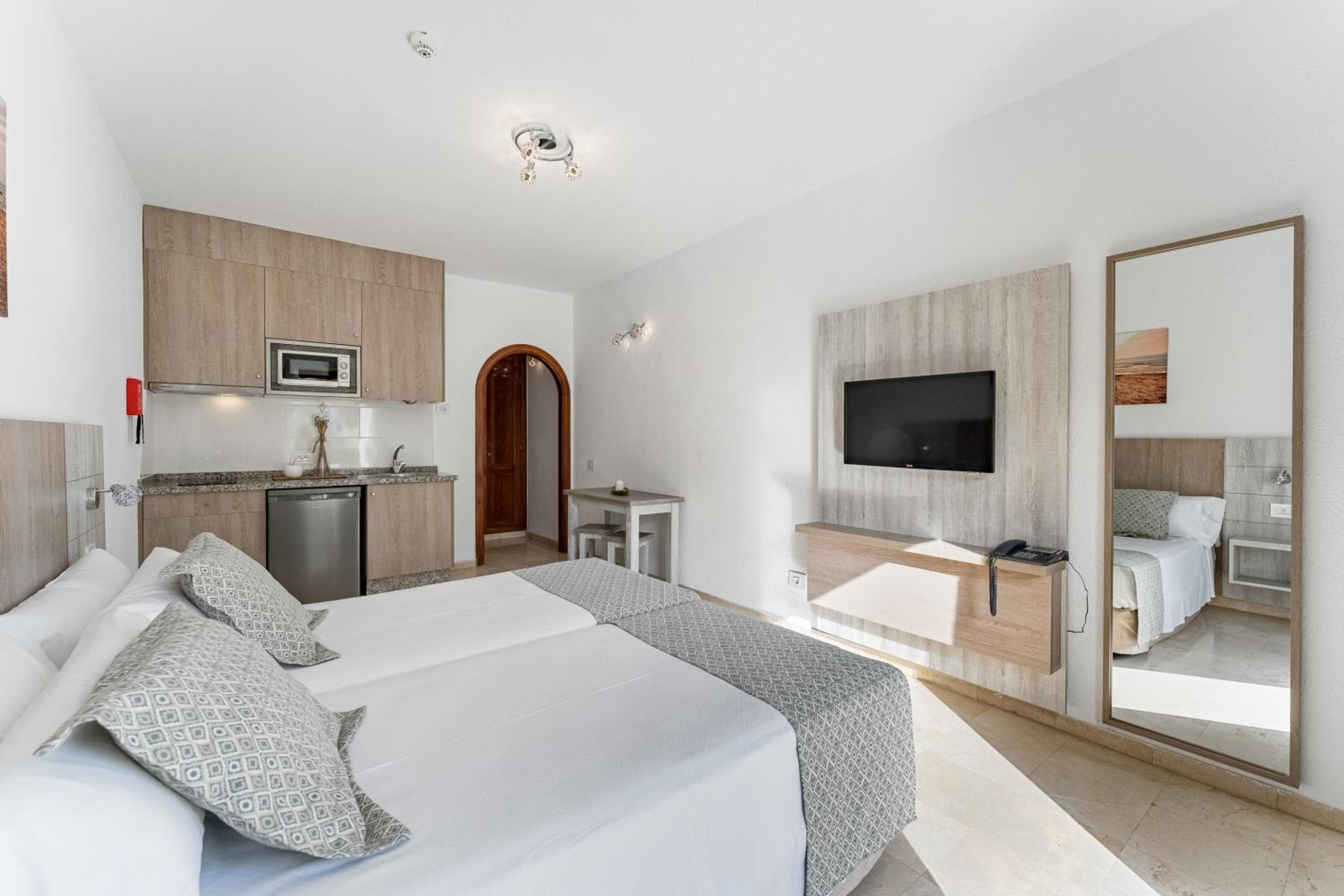 Klayman Olivina Aparthotel — 5
