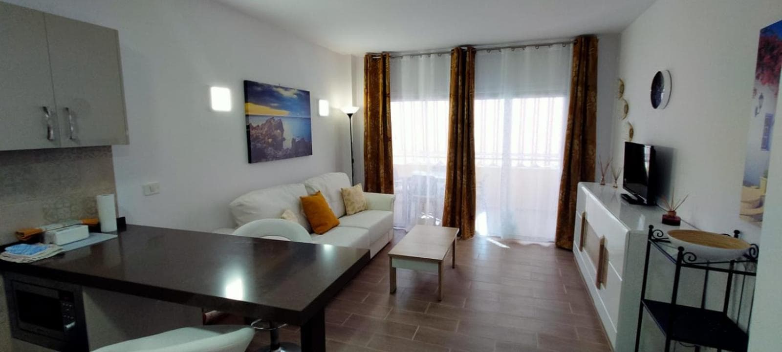 Luminoso y bonito apartamento con piscina en frente del mar — 1