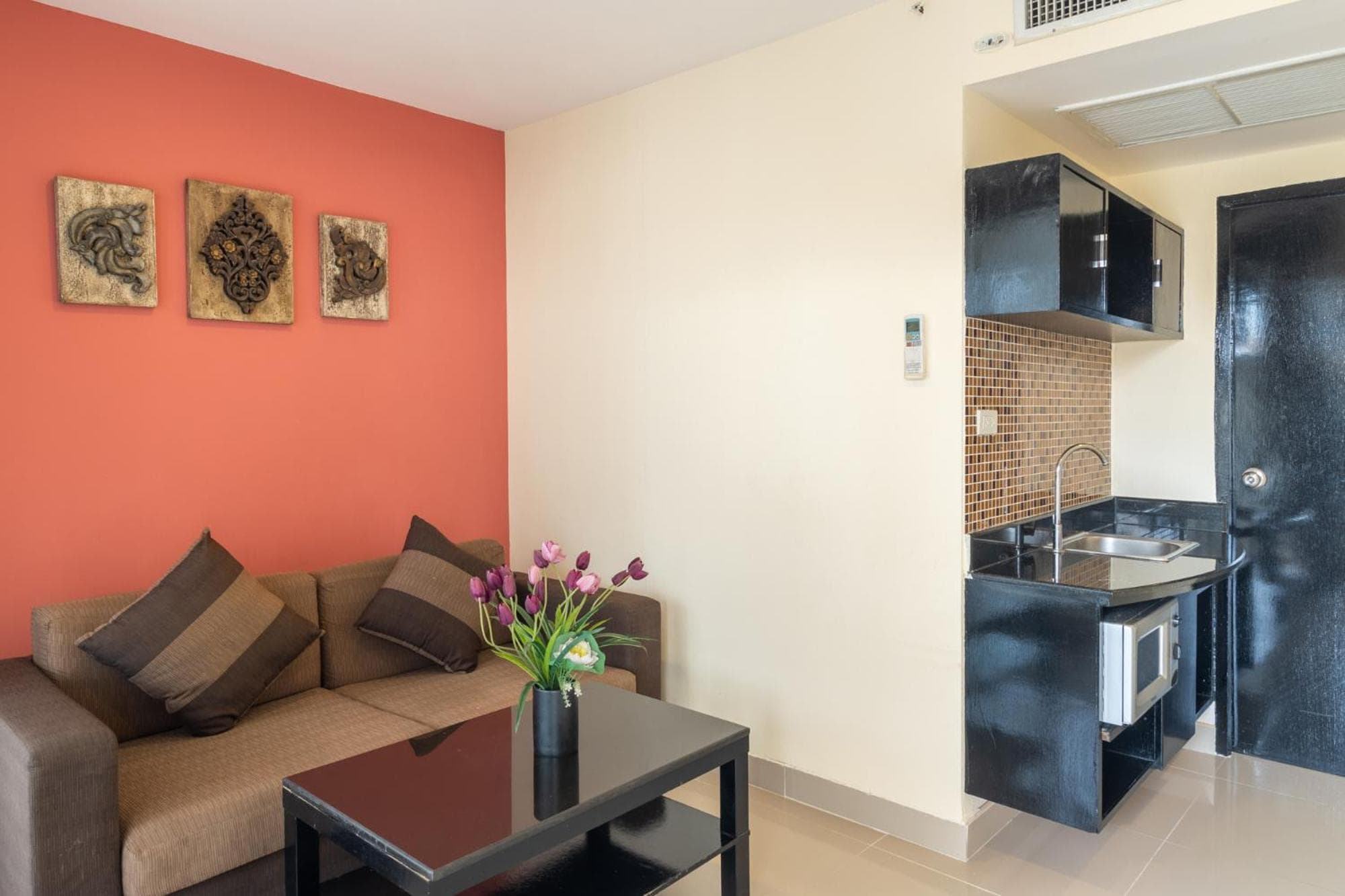 Boss Suites Nana Hotel — 11