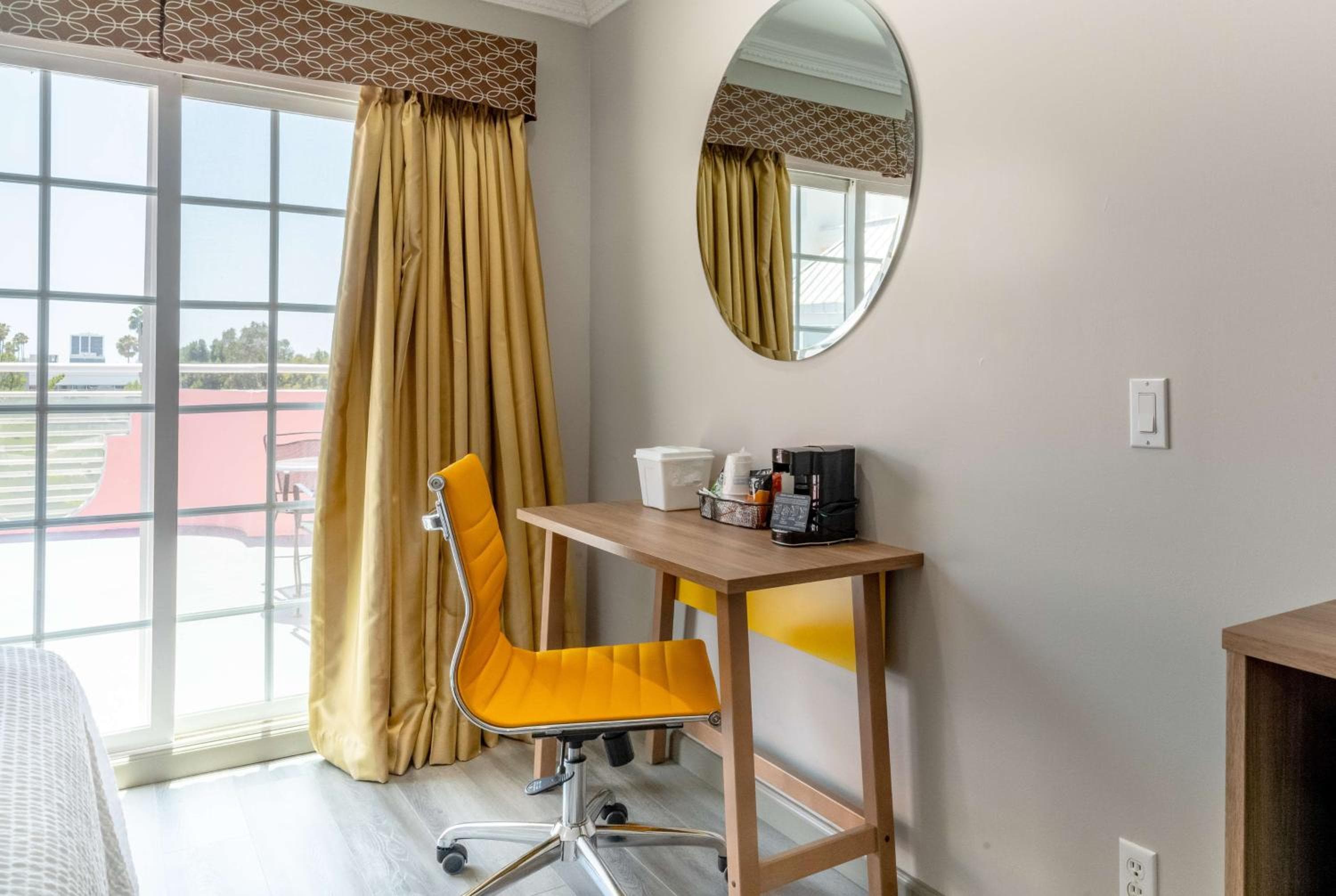 Days Inn by Wyndham Santa Monica — 23