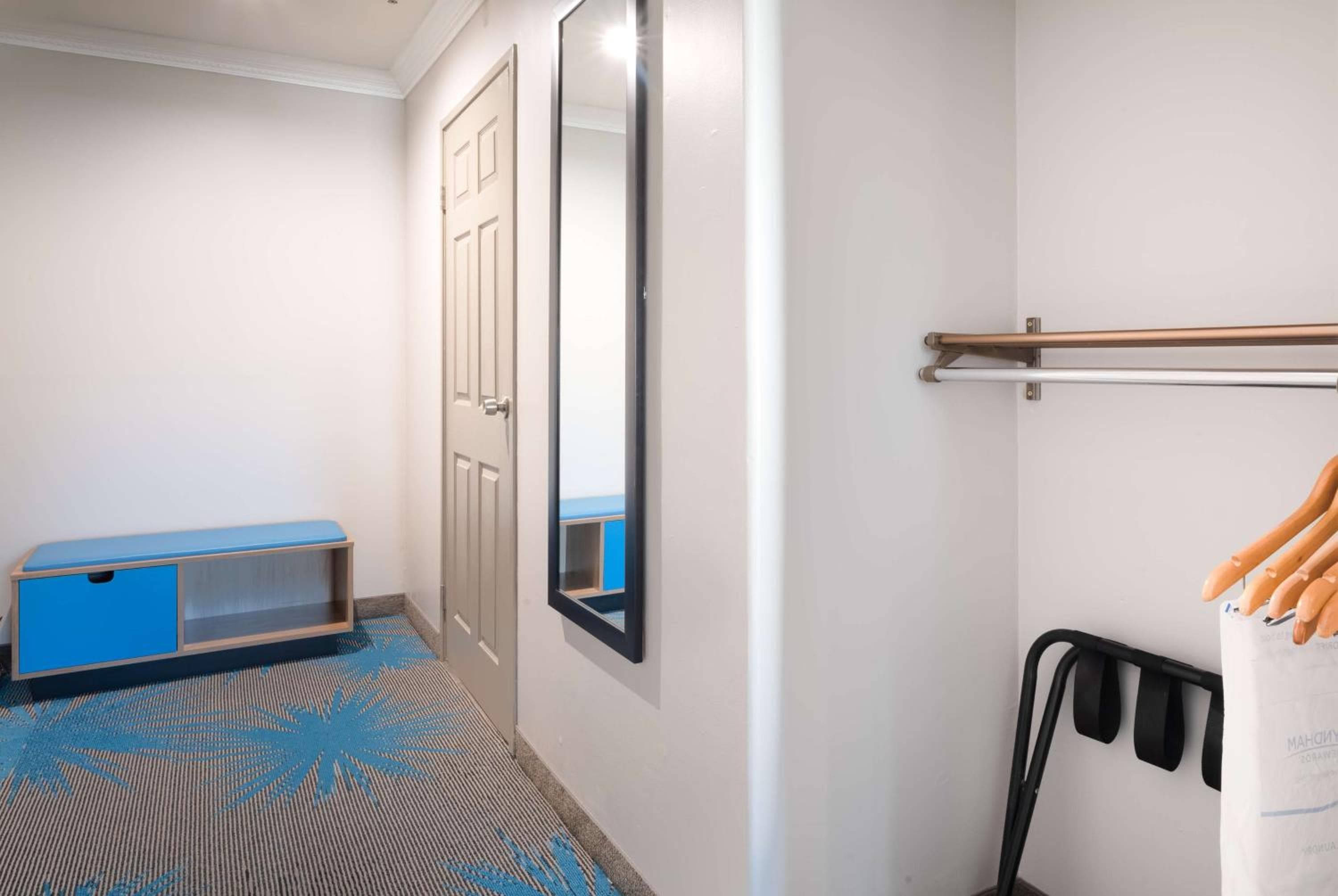 Days Inn by Wyndham Santa Monica — 15