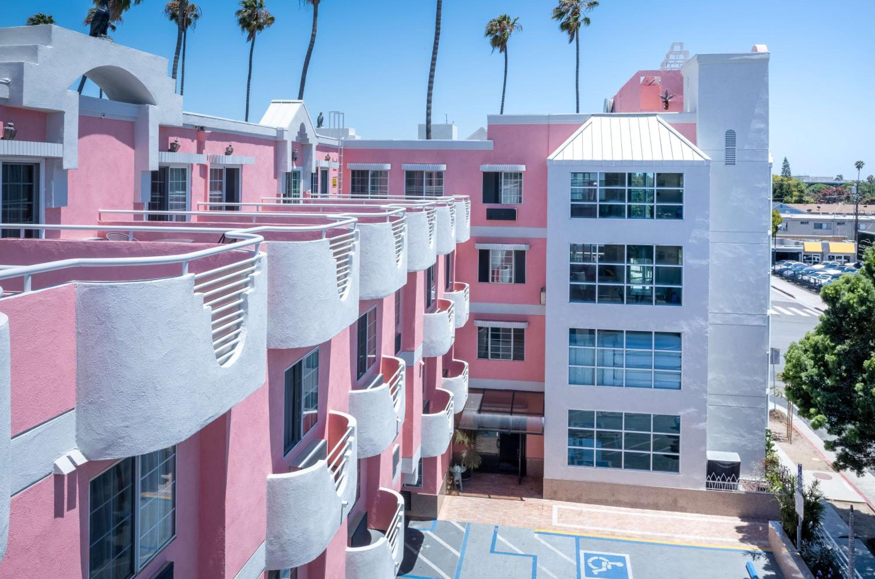 Days Inn by Wyndham Santa Monica — 6