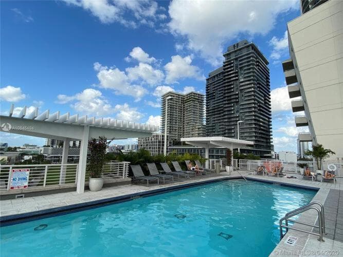 Maravilloso condominio de 1 dormitorio en Midtown. — 2