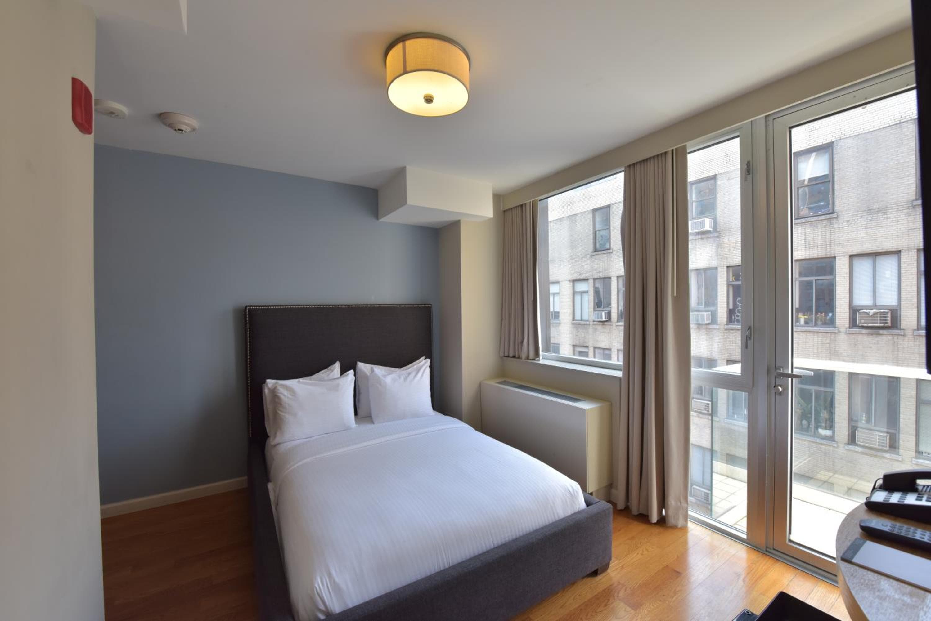 Hotel 32 32 — 27