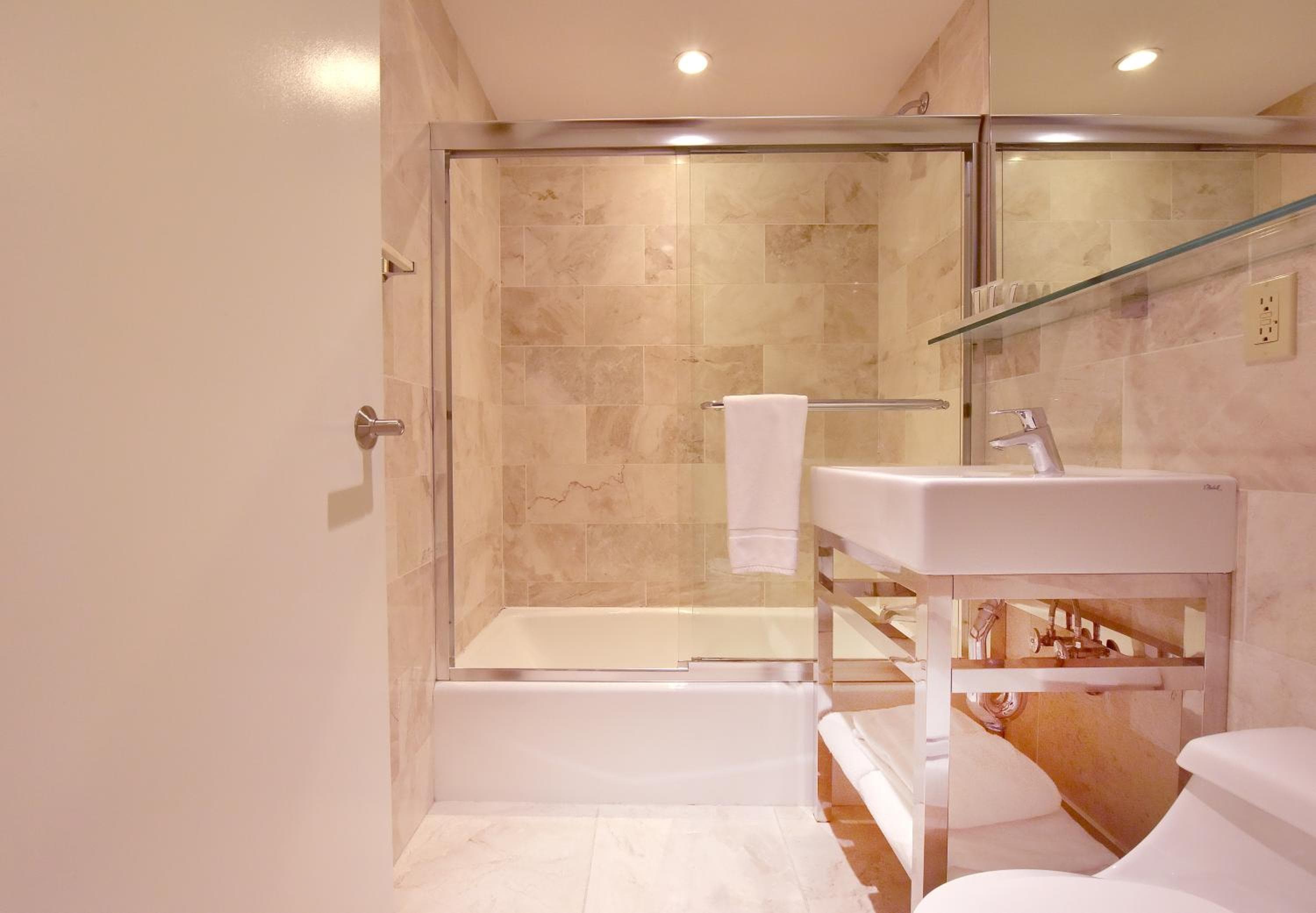 Hotel 32 32 — 18