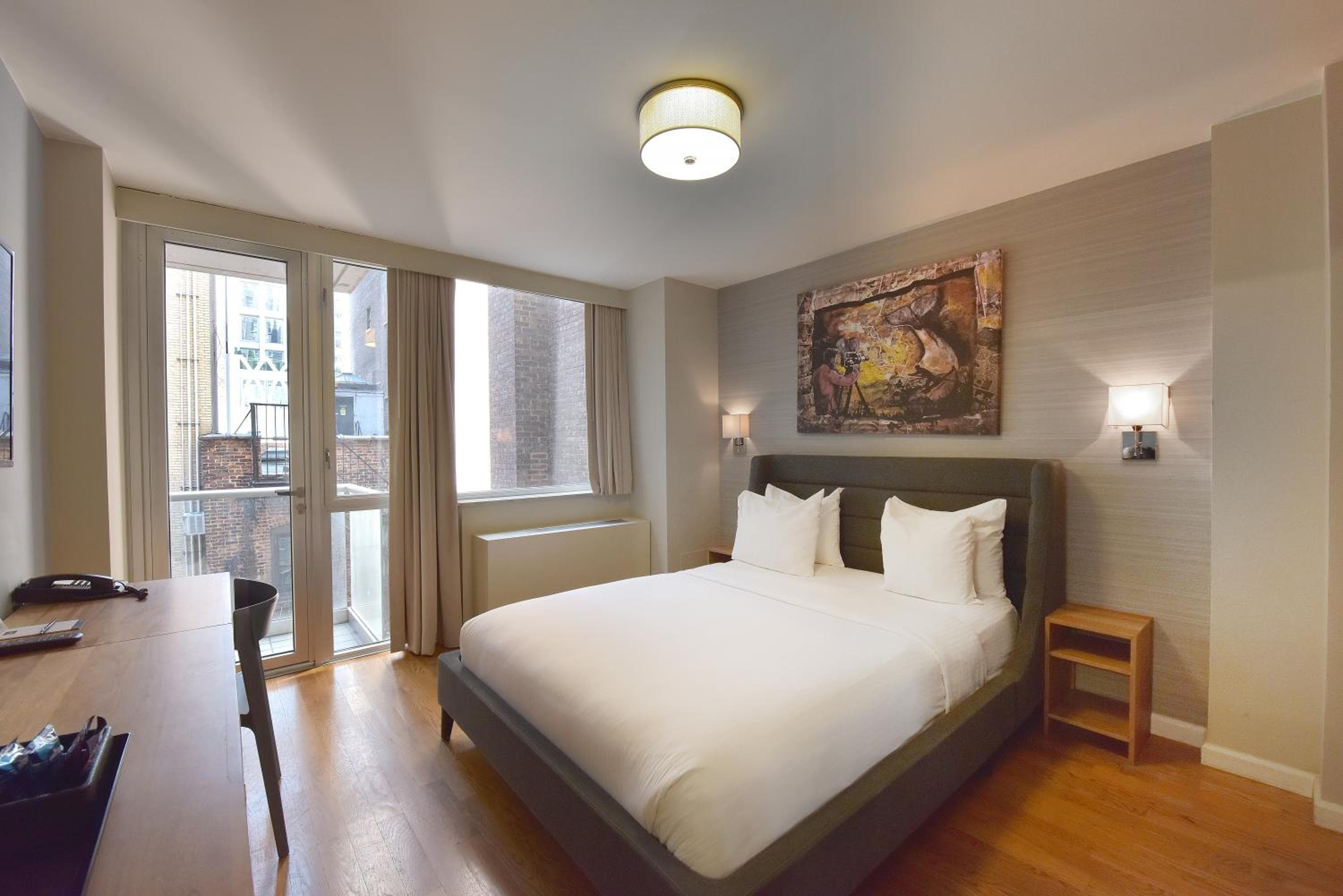Hotel 32 32 — 28