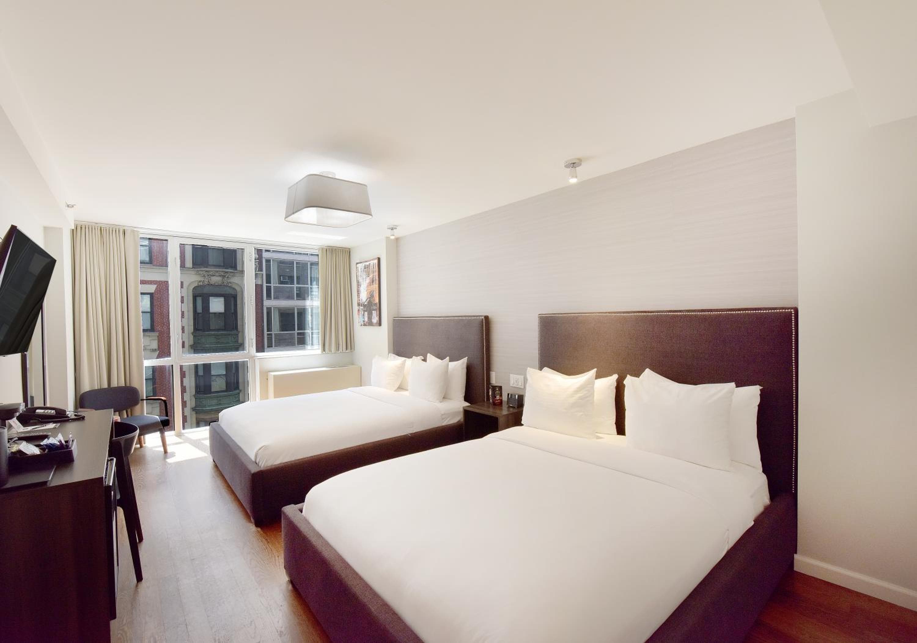 Hotel 32 32 — 22