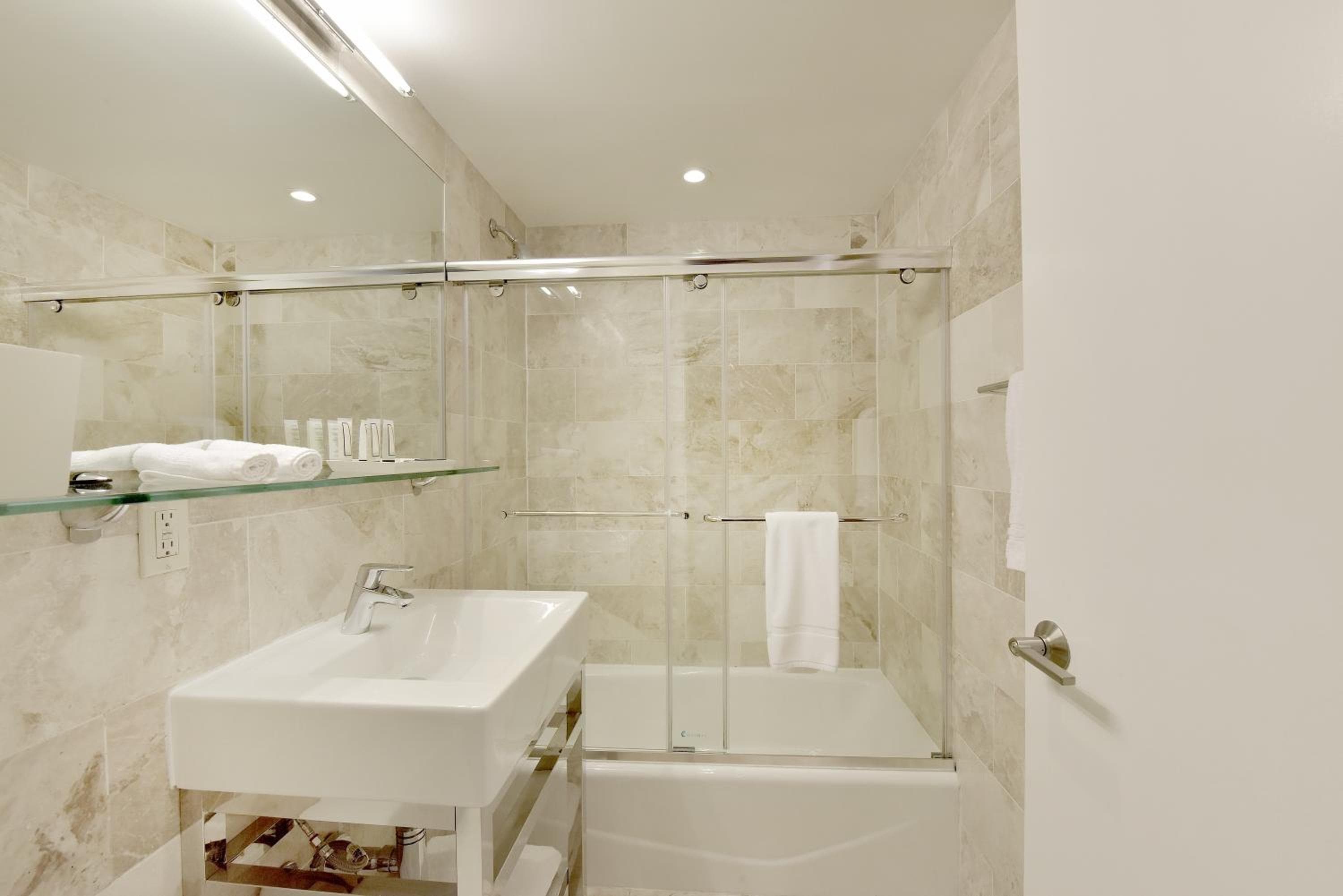 Hotel 32 32 — 15