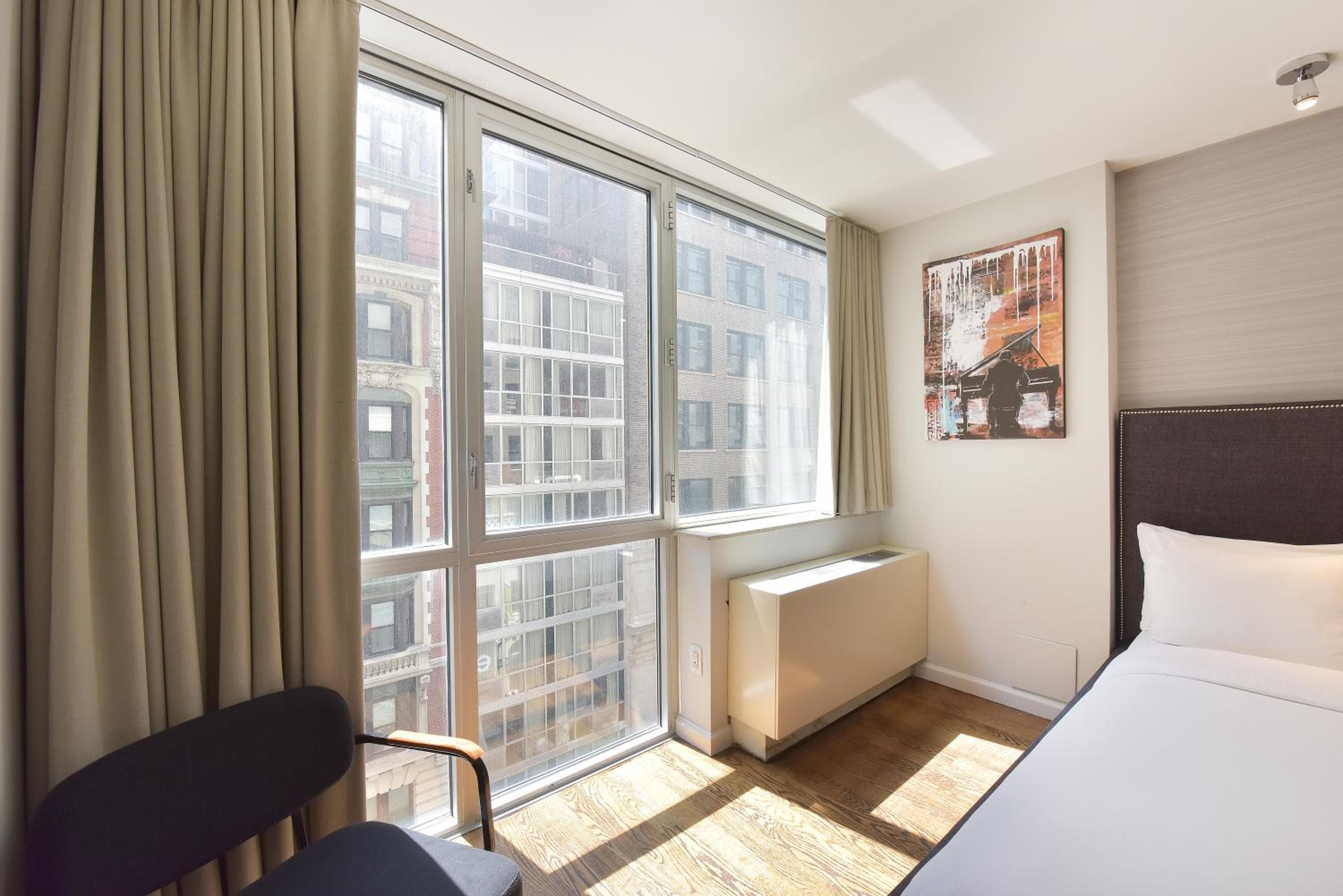 Hotel 32 32 — 25