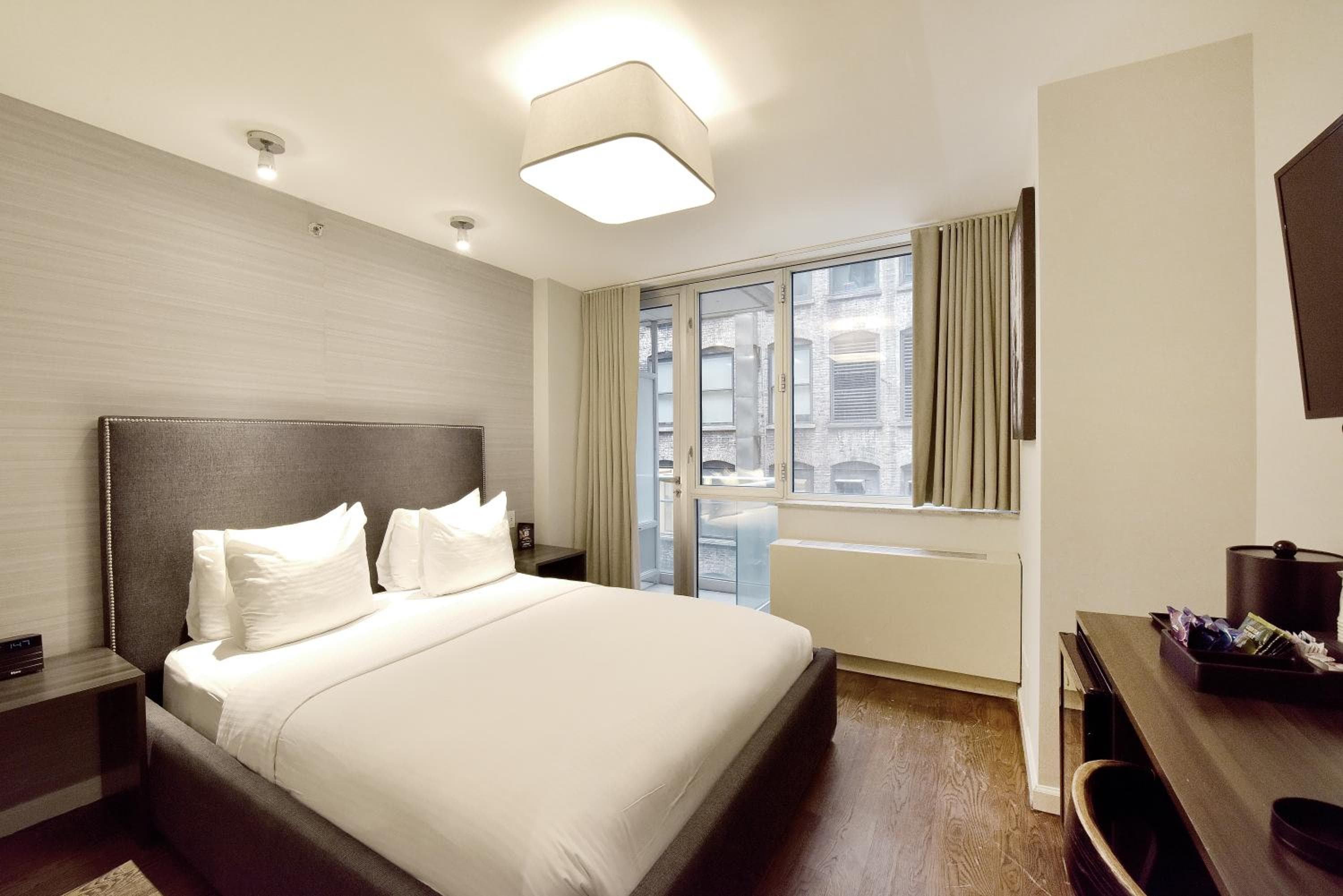 Hotel 32 32 — 3