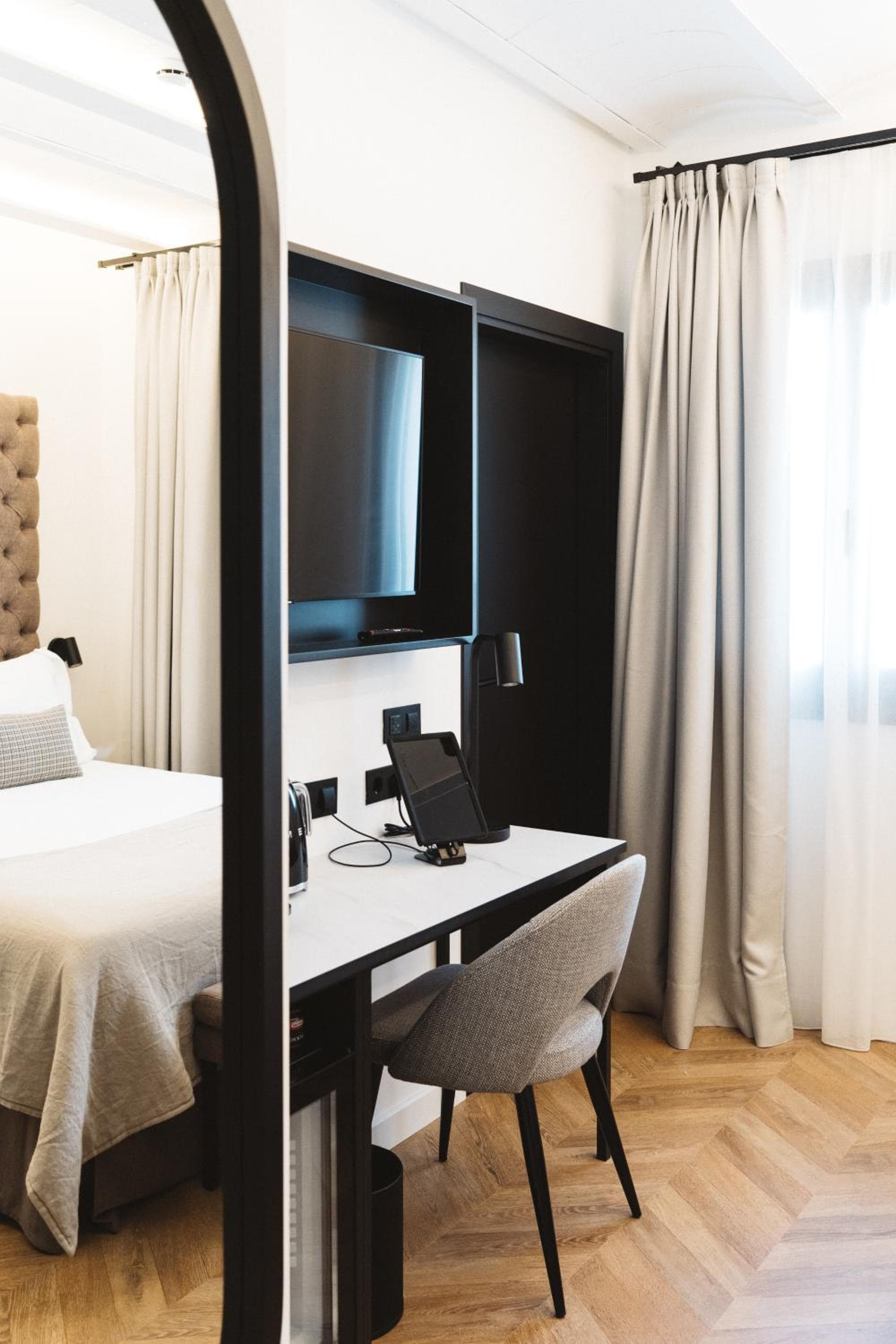 Boutique Hotel Petit Montisión — 5