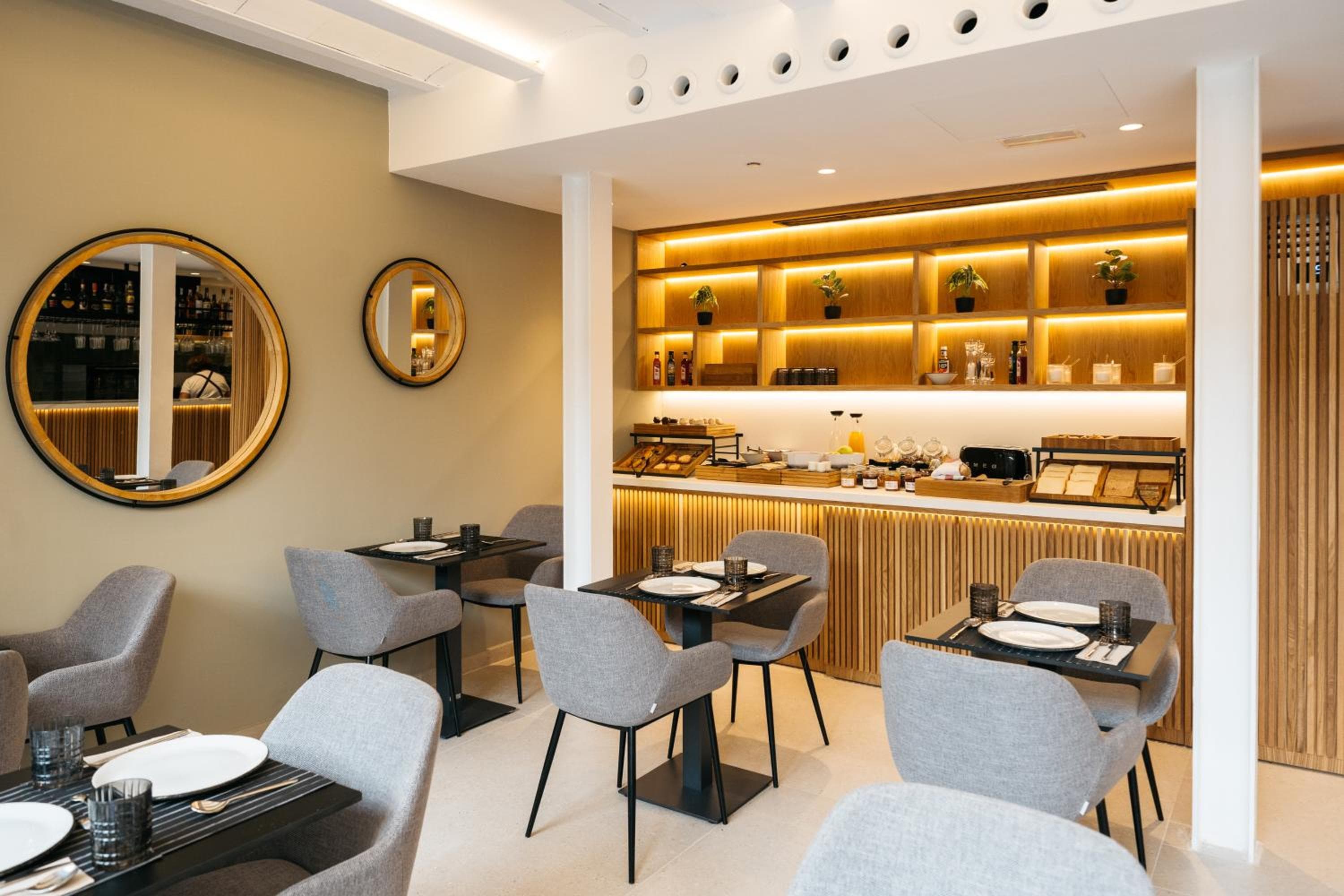 Boutique Hotel Petit Montisión — 11