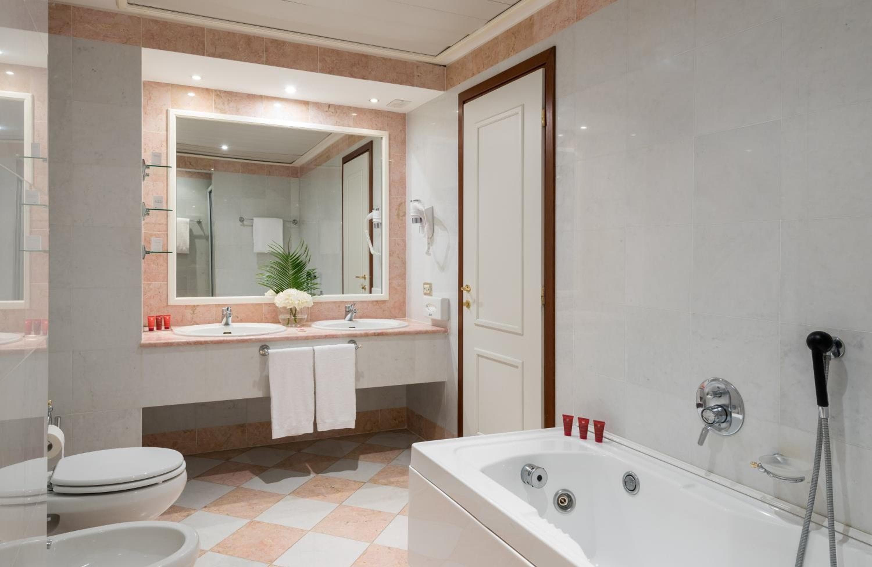 Leonardo Hotel Milan City Center — 12