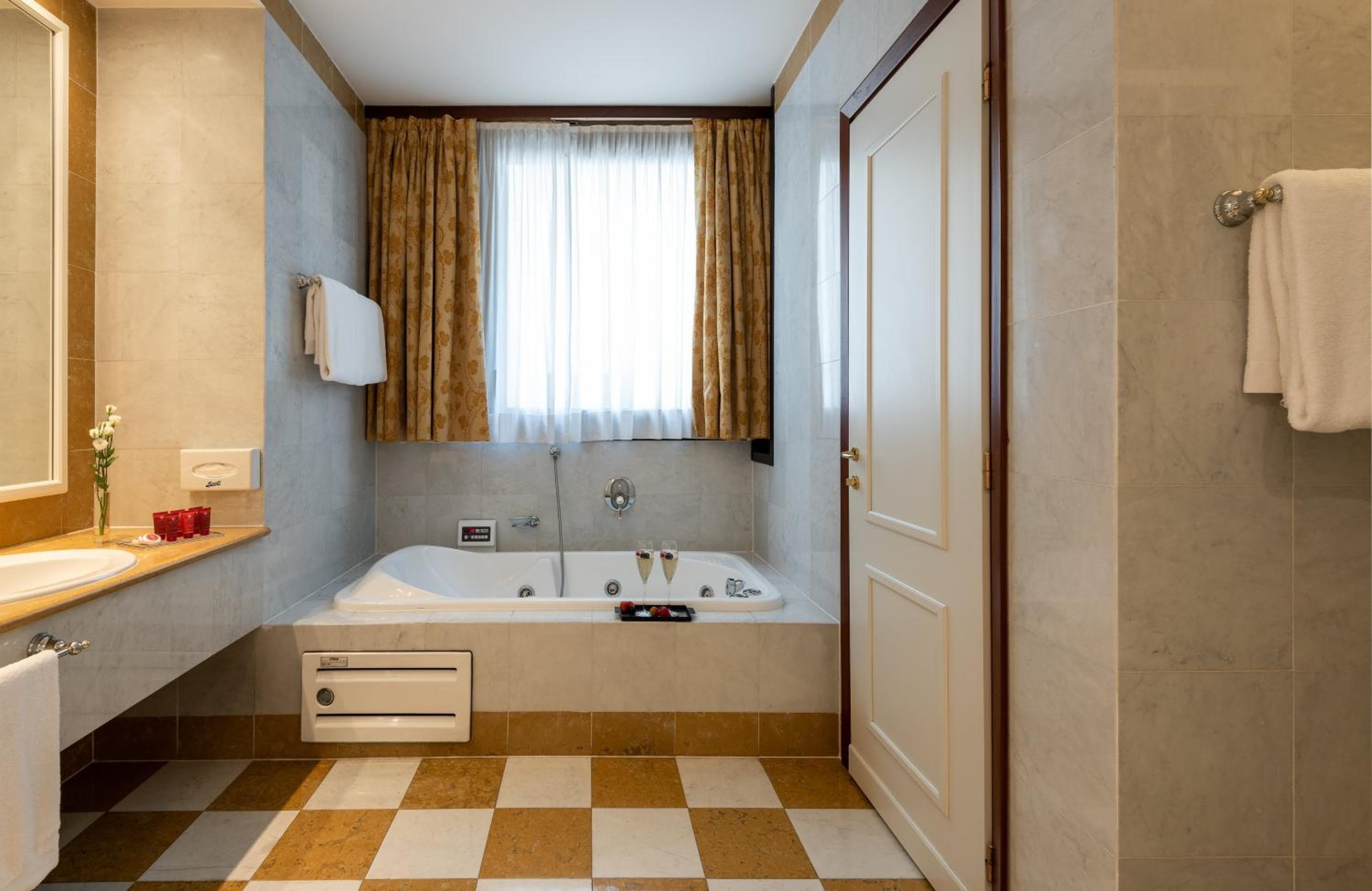 Leonardo Hotel Milan City Center — 9
