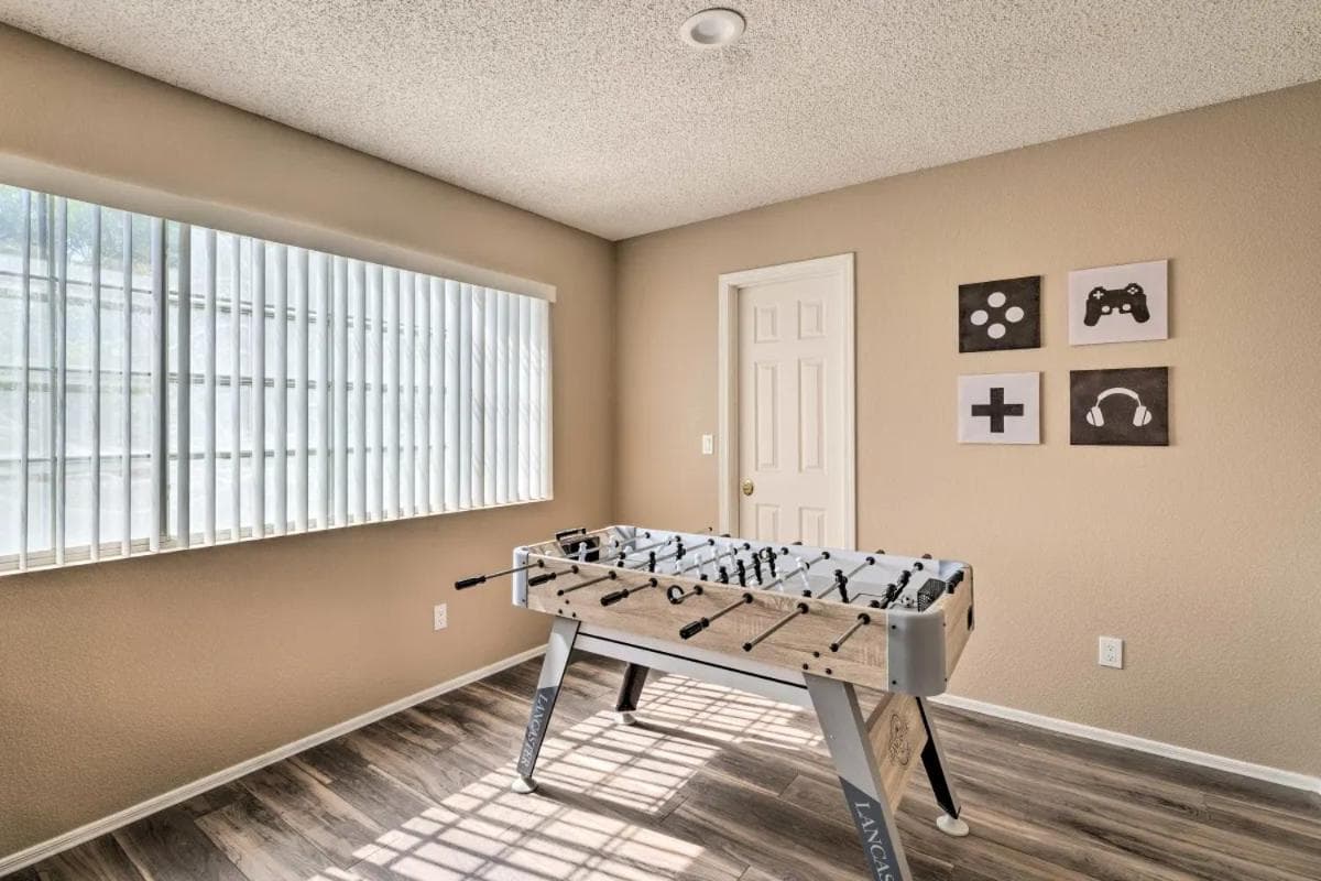 Family Fun House with Hot Tub, Grill and Games — 10