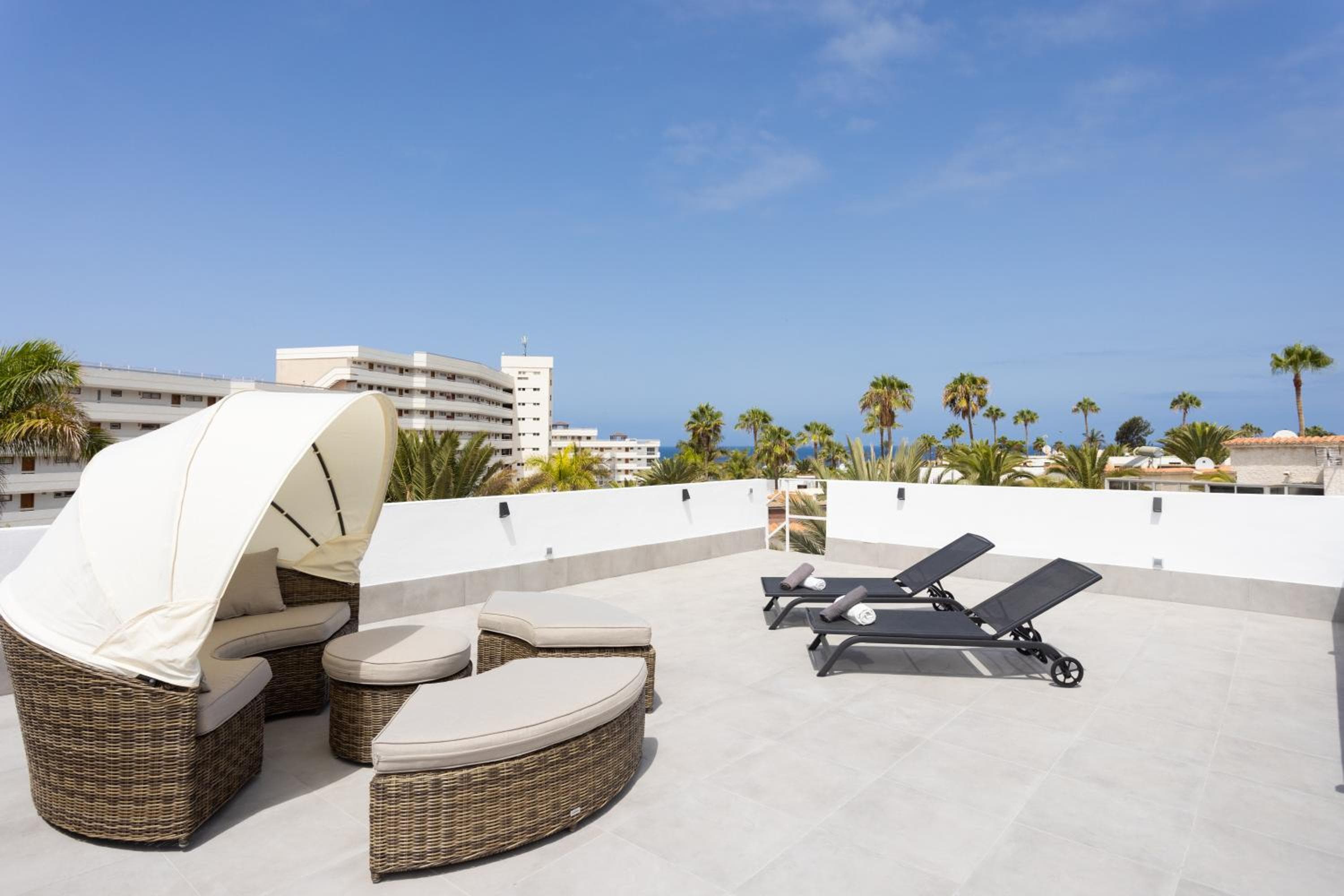 VILLA URBANIA Atico Deluxe By Sunkeyrents — 1