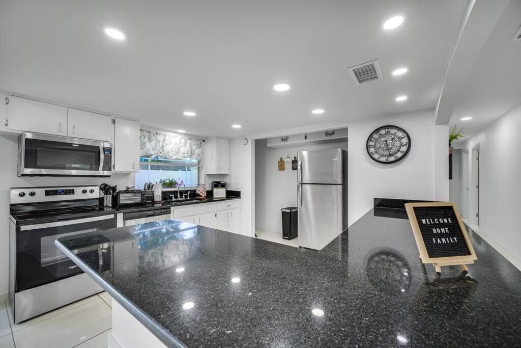 Cozy Family Home in Tampa with Private & Heated POOL, Pool table and Kids Play Area — 5