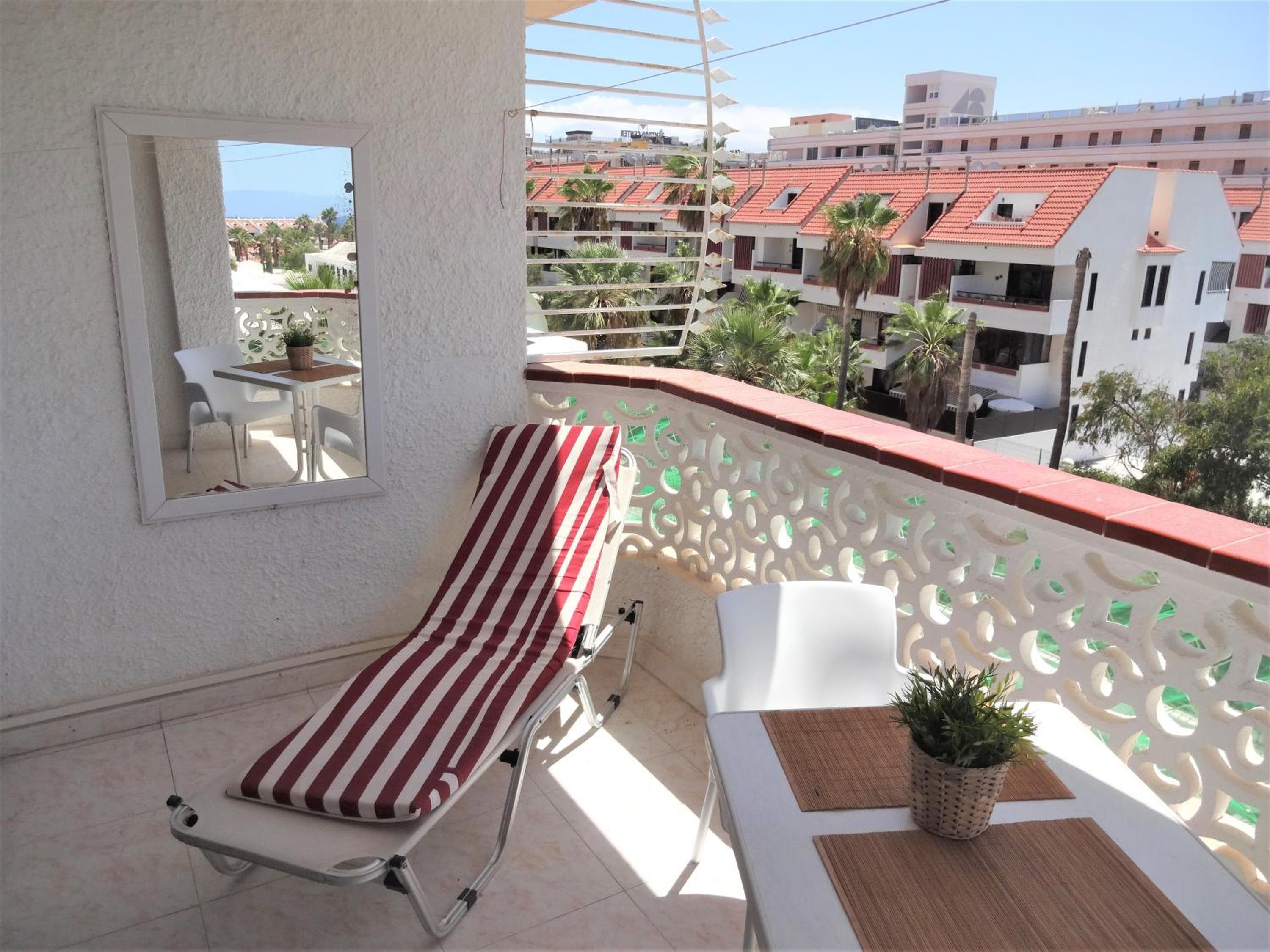 apartment with a large south-facing balcony, sea view and WIFI in Las Americas center — 4