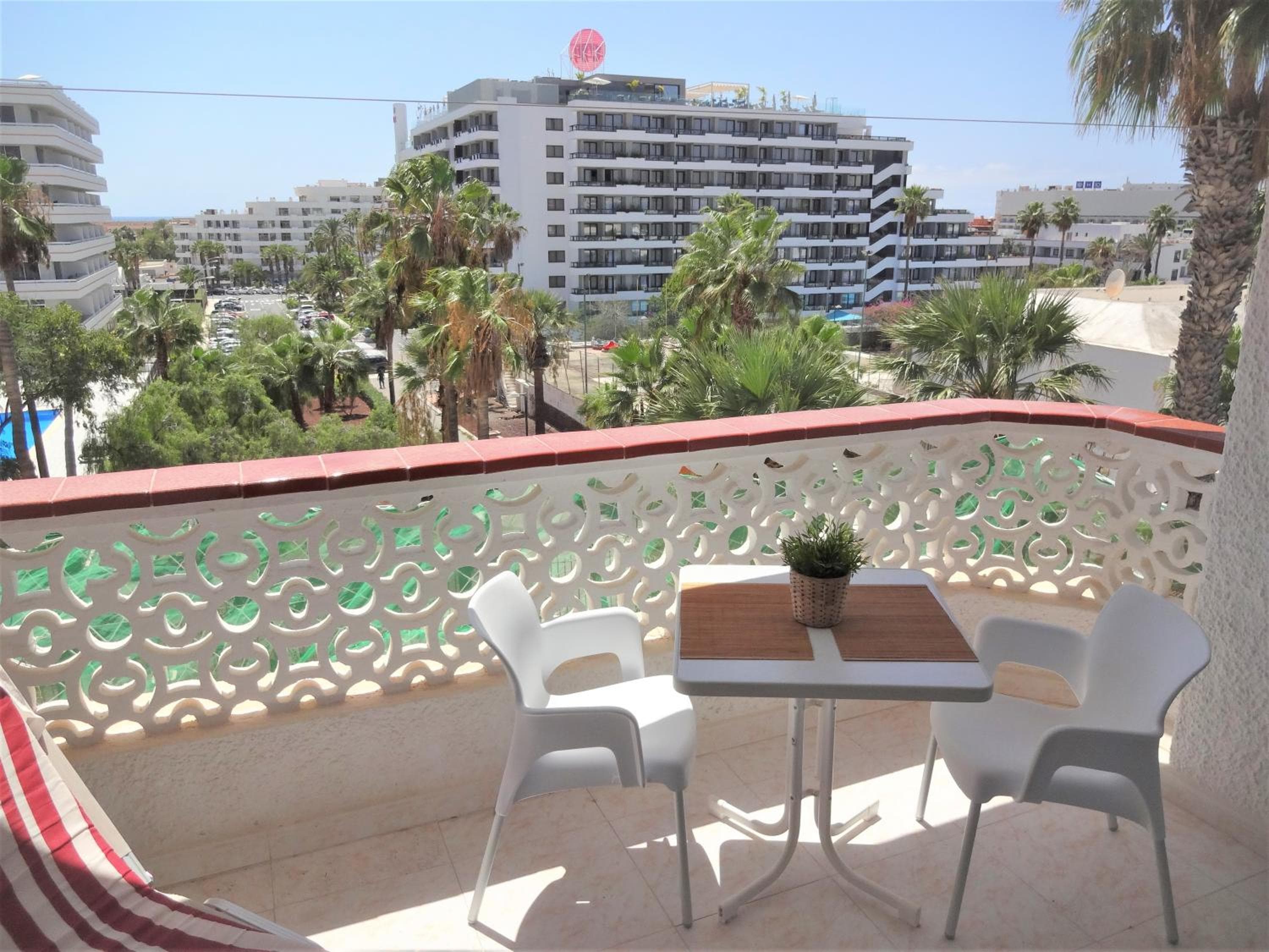 apartment with a large south-facing balcony, sea view and WIFI in Las Americas center — 3