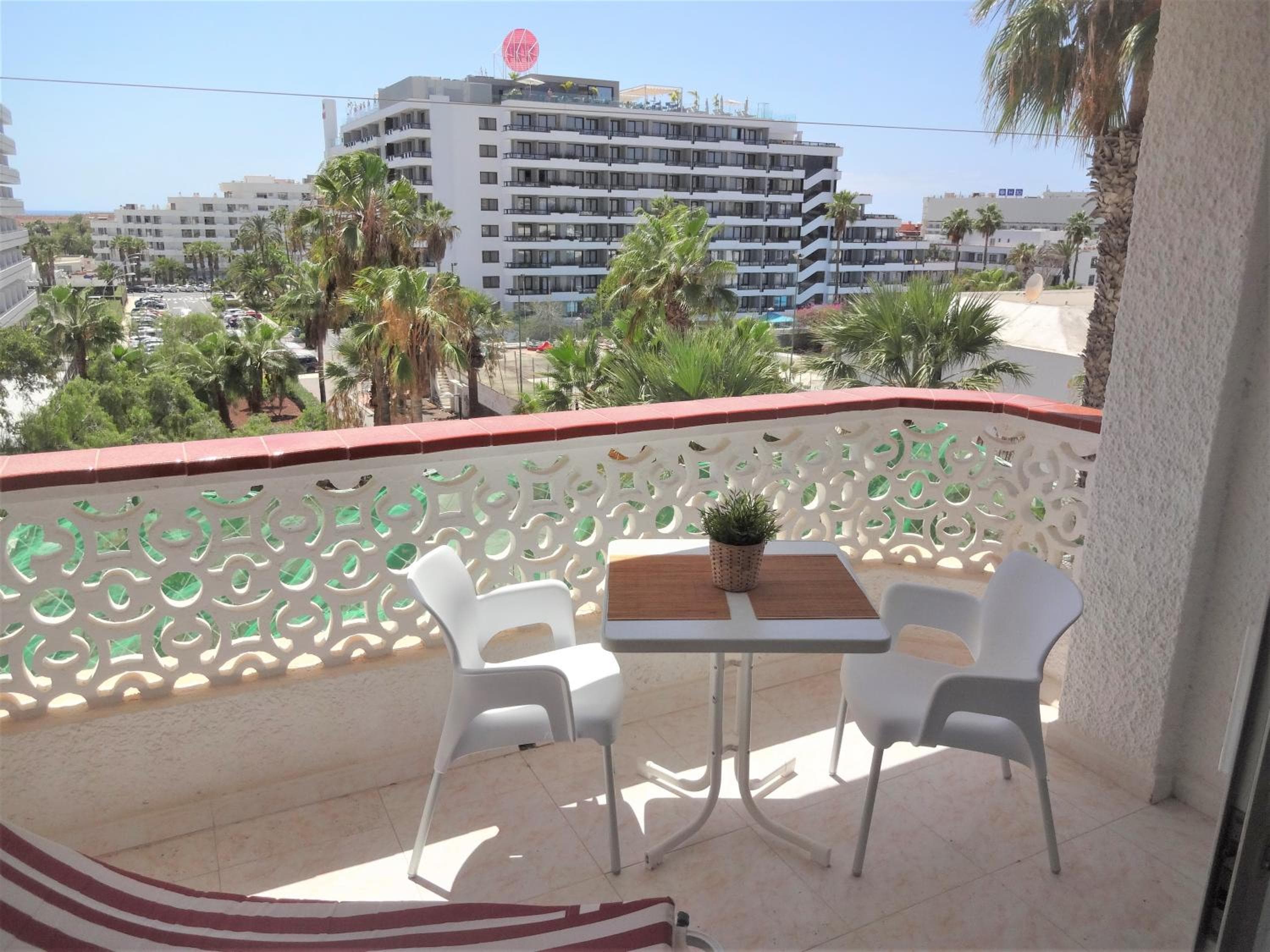 apartment with a large south-facing balcony, sea view and WIFI in Las Americas center — 1