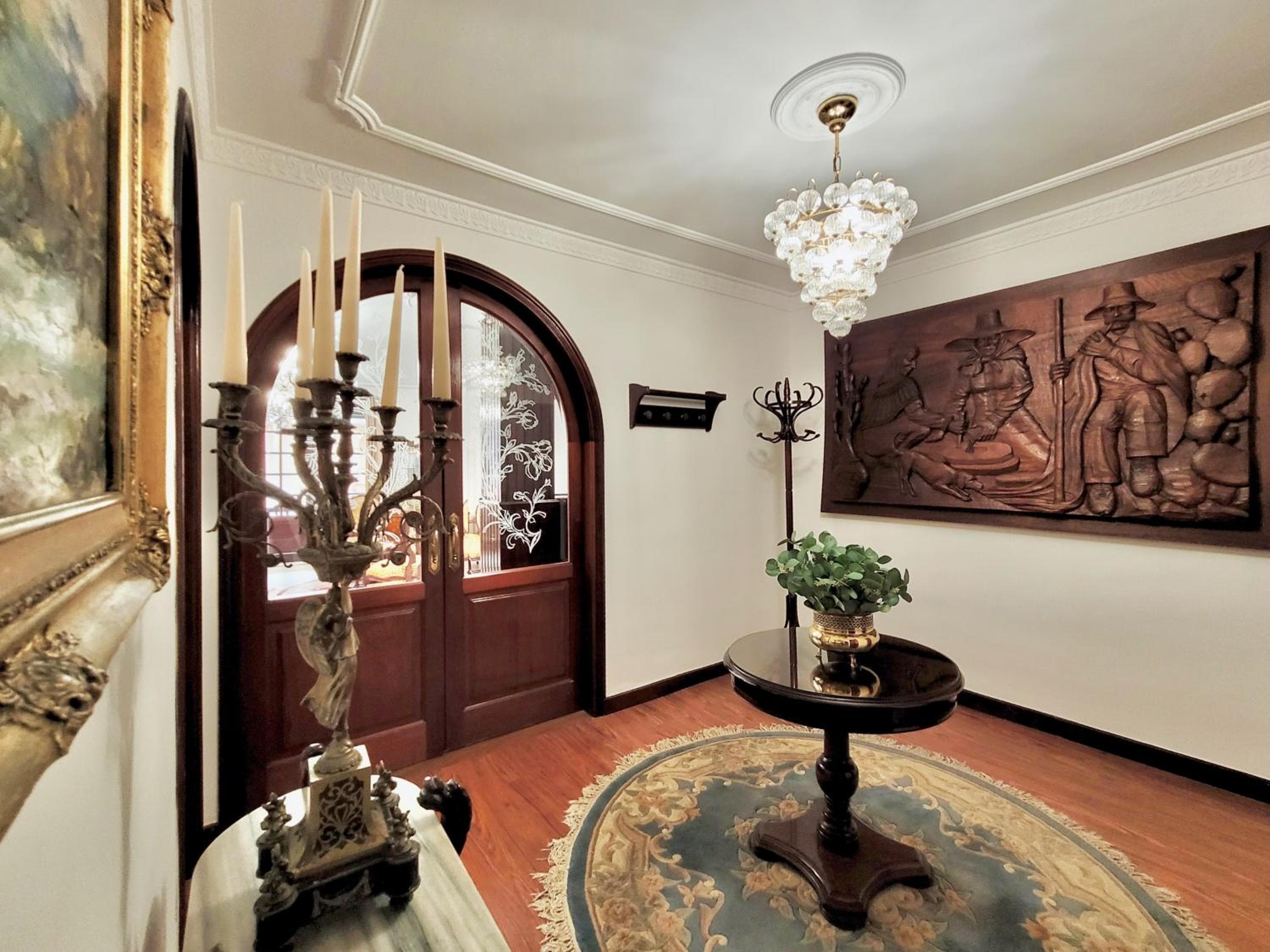 The Balcony House with FREE PARKING — 5