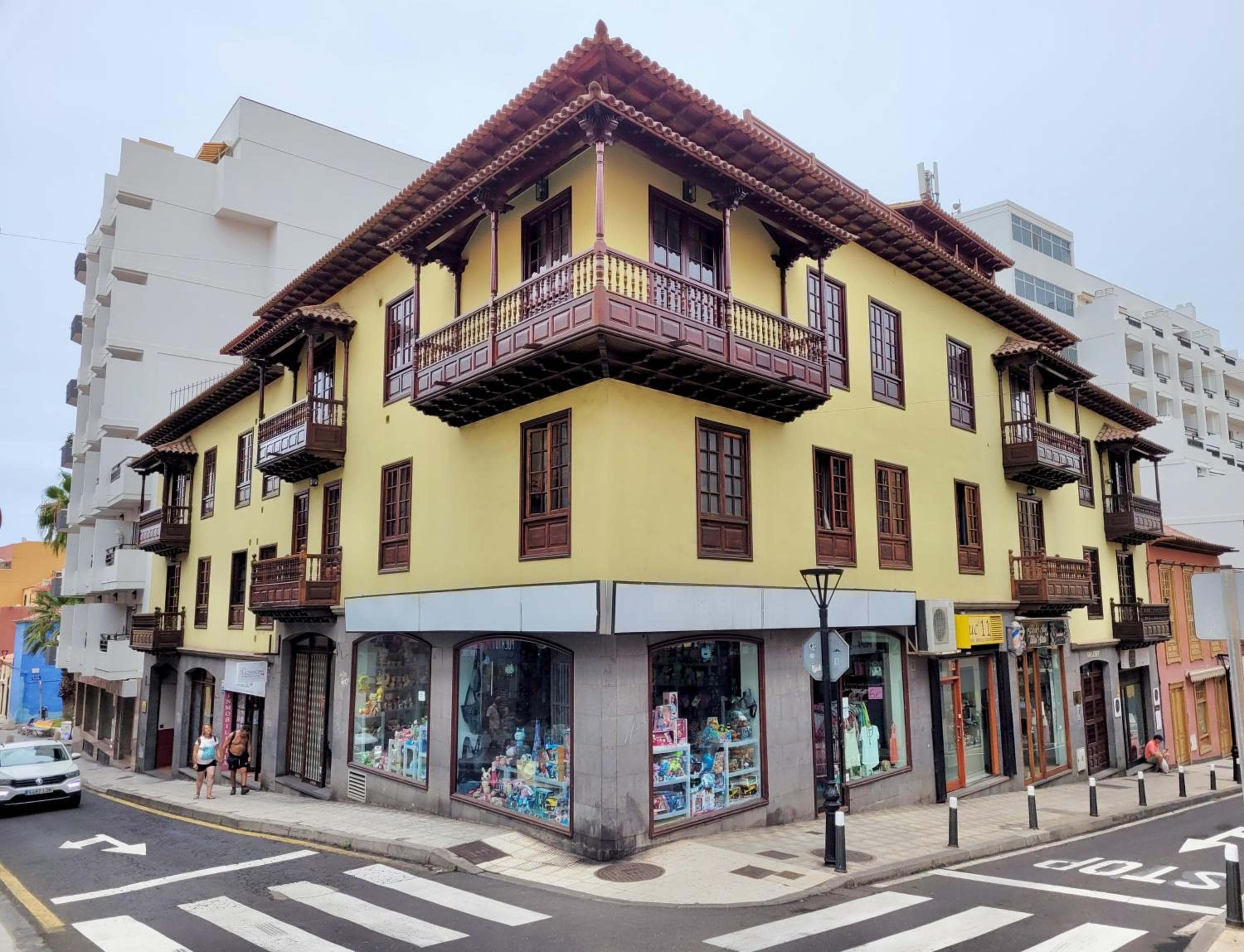 The Balcony House with FREE PARKING — 1
