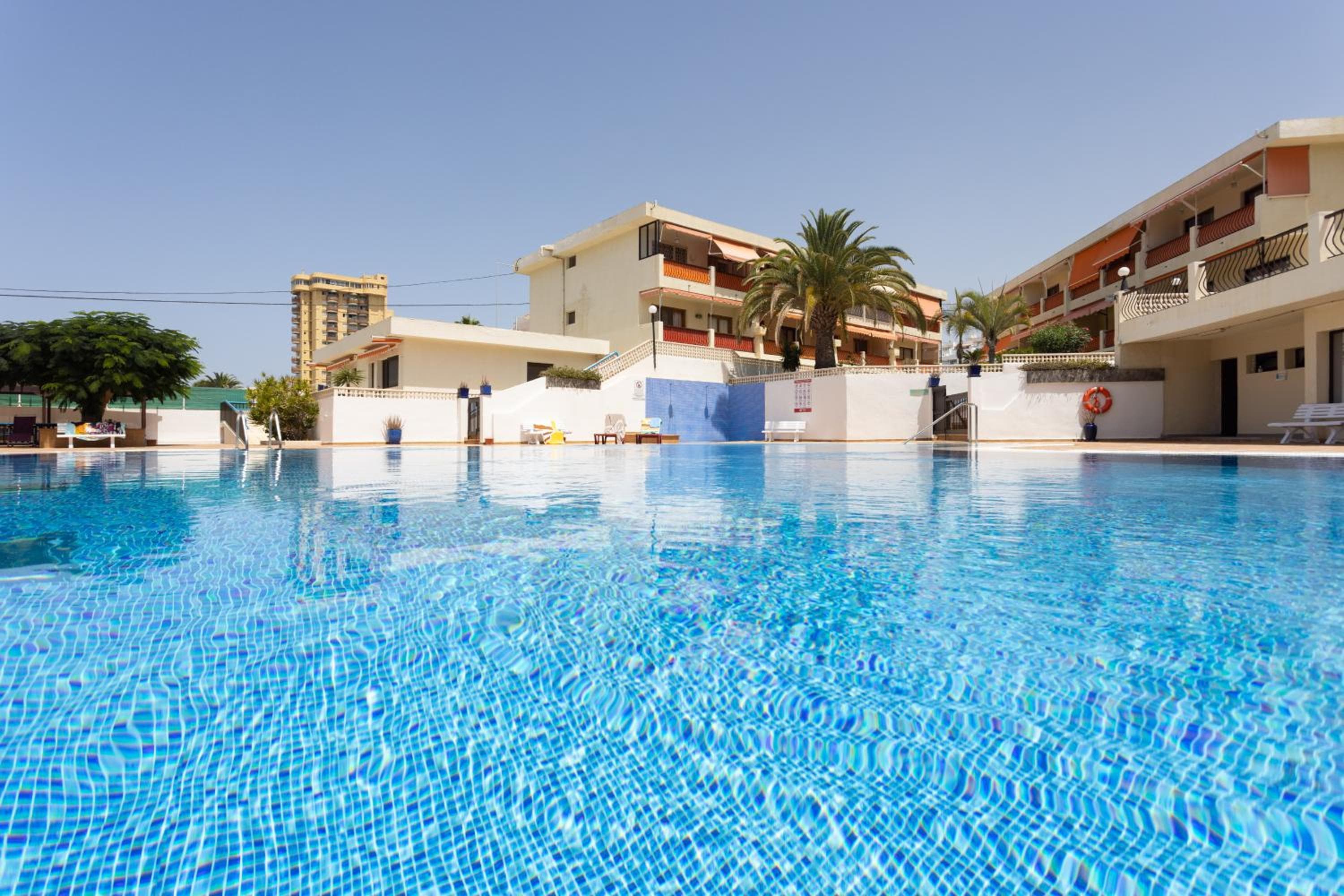 Close to Playa las Vistas with pool and parking — 1