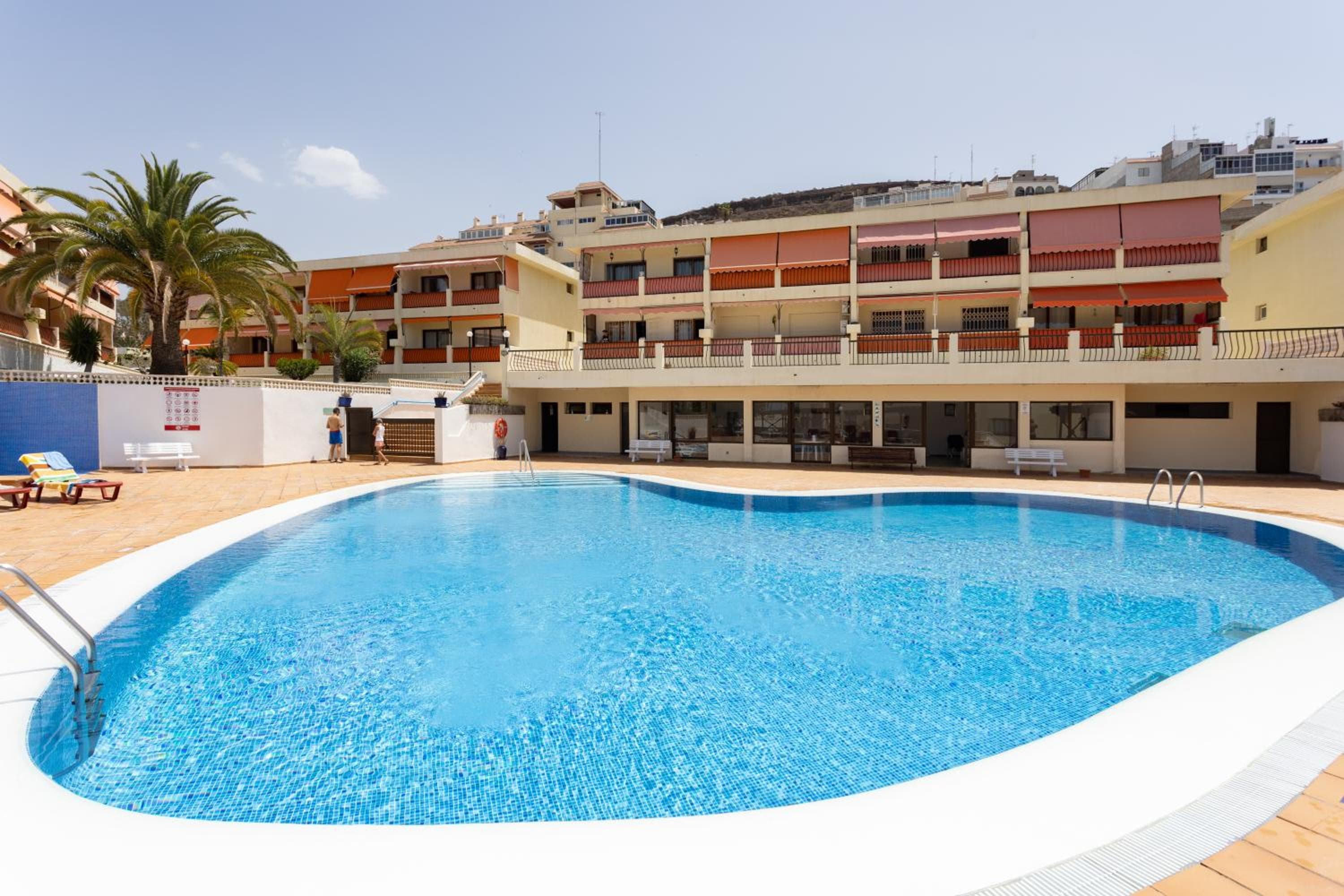 Close to Playa las Vistas with pool and parking — 5