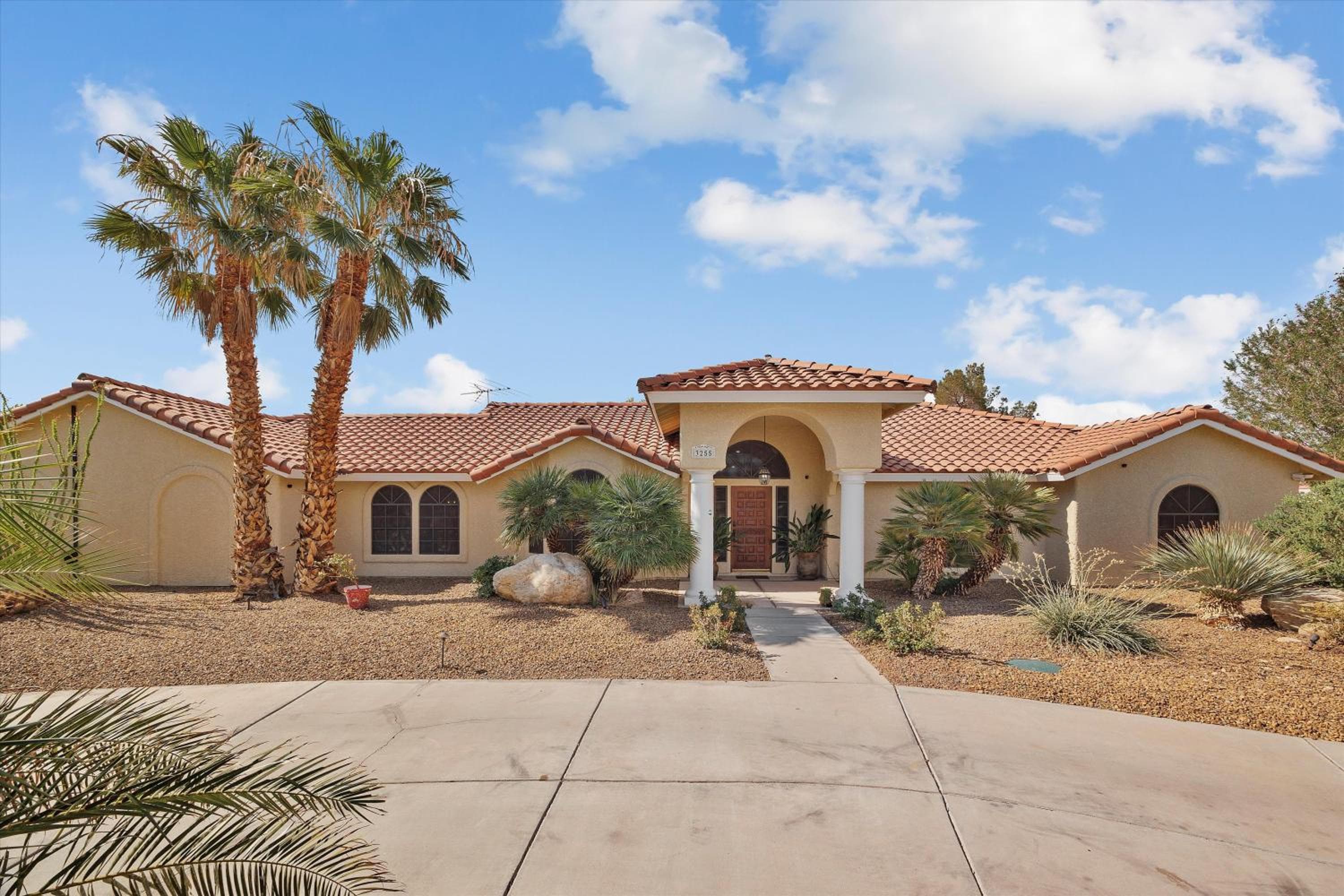 Ranch villa 1 level on half acre 8-min from Strip — 1