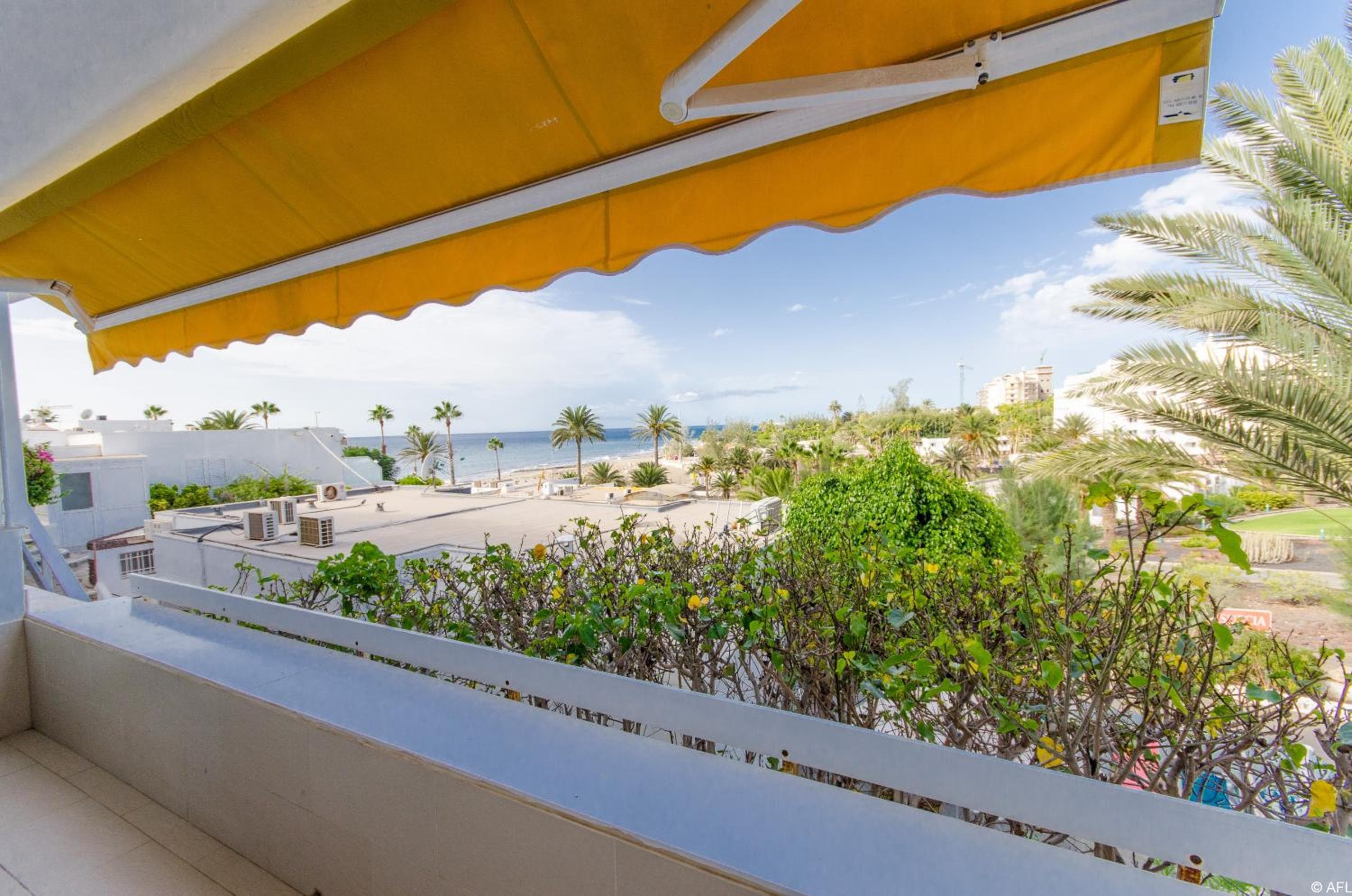 Holiday apartment with direct sea promenade access — 1