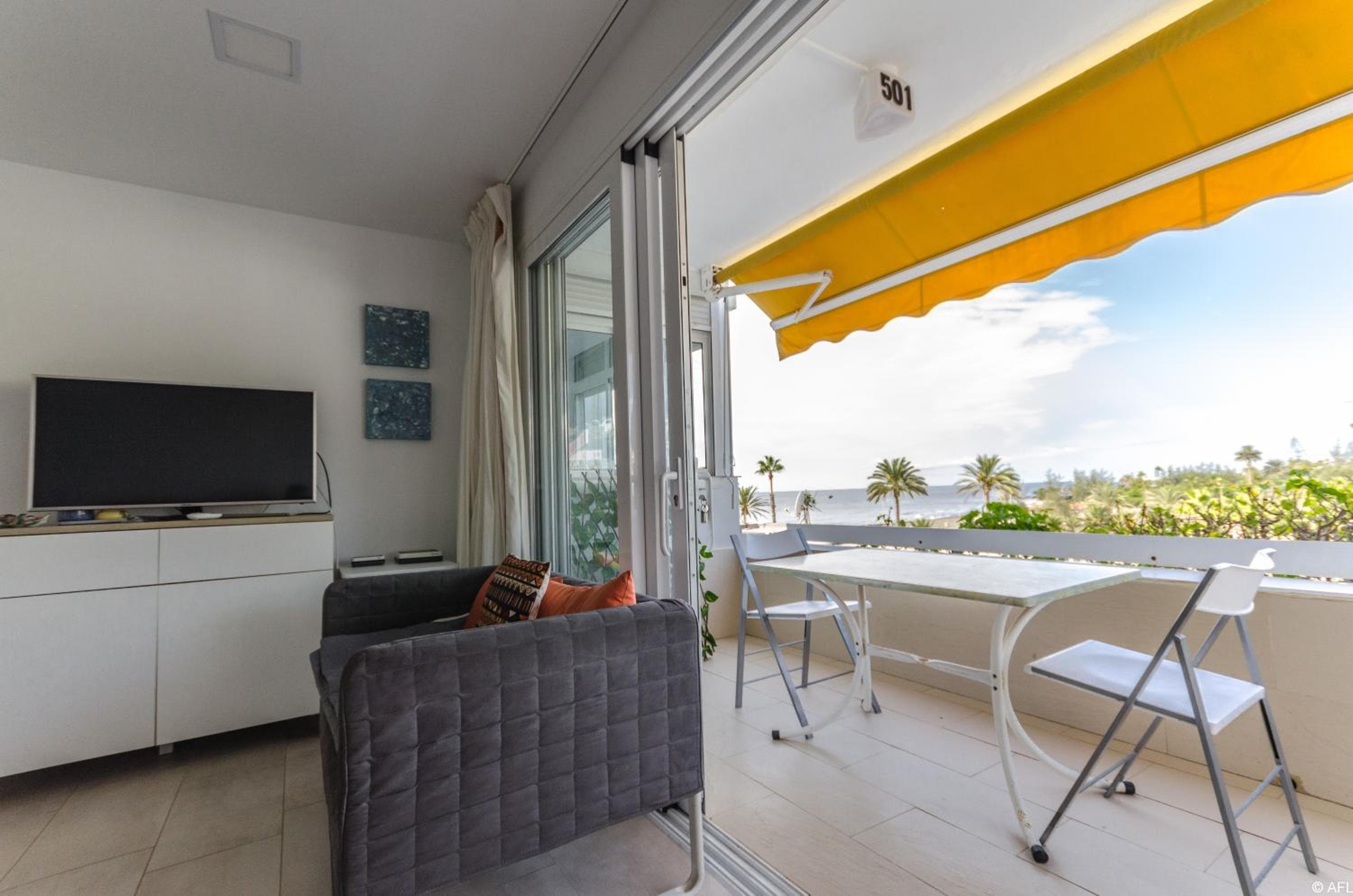 Holiday apartment with direct sea promenade access — 2