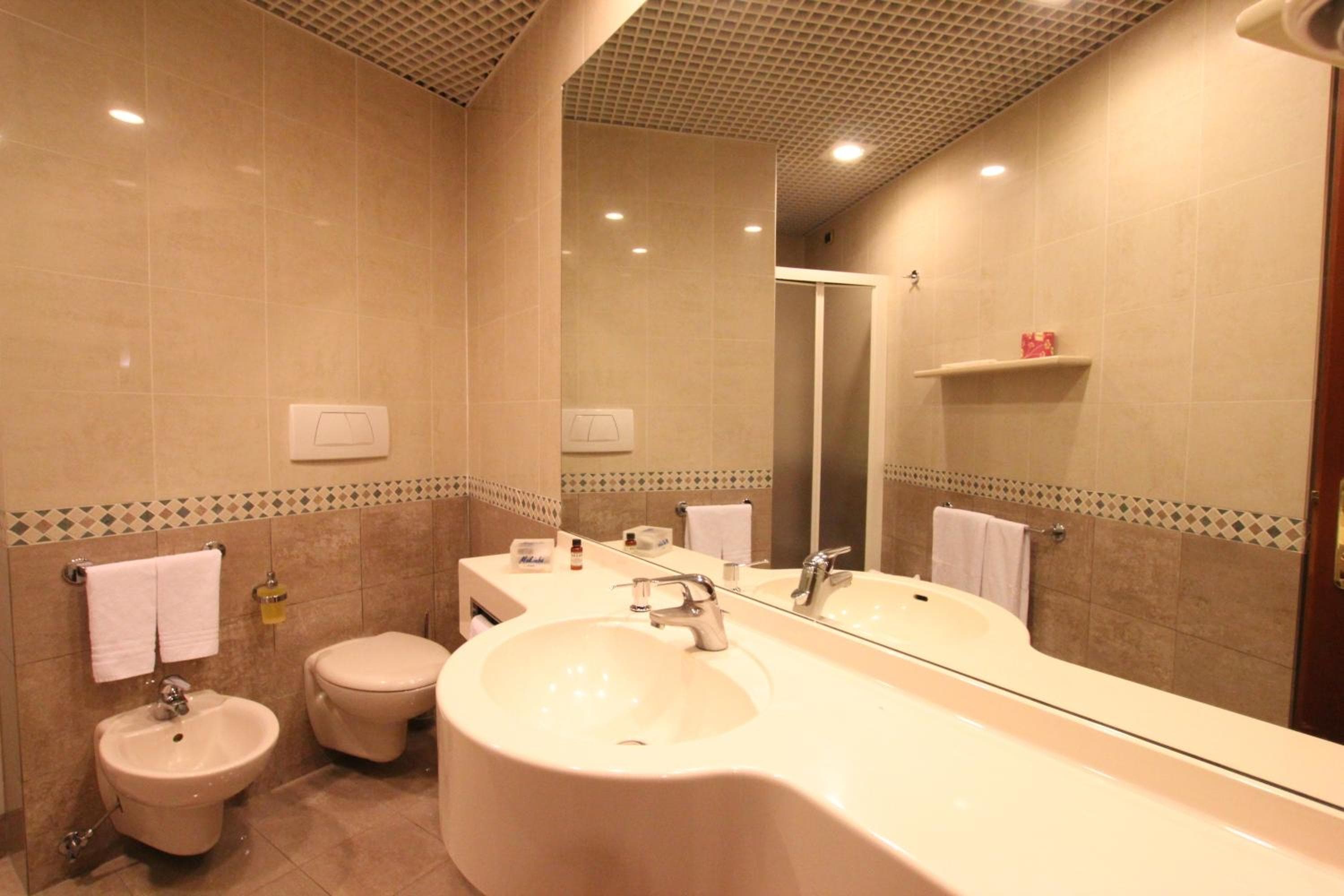 Mokinba Hotels King — 16