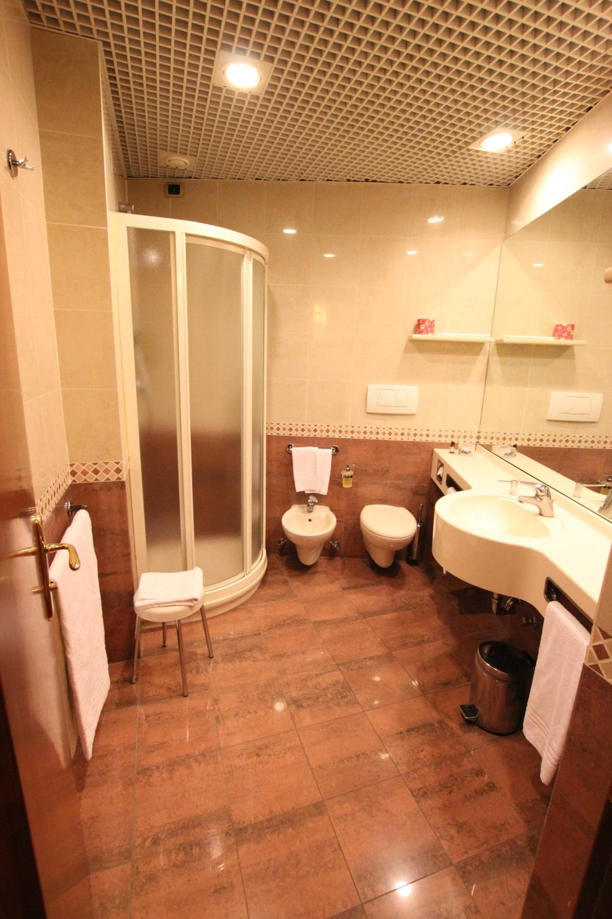 Mokinba Hotels King — 22