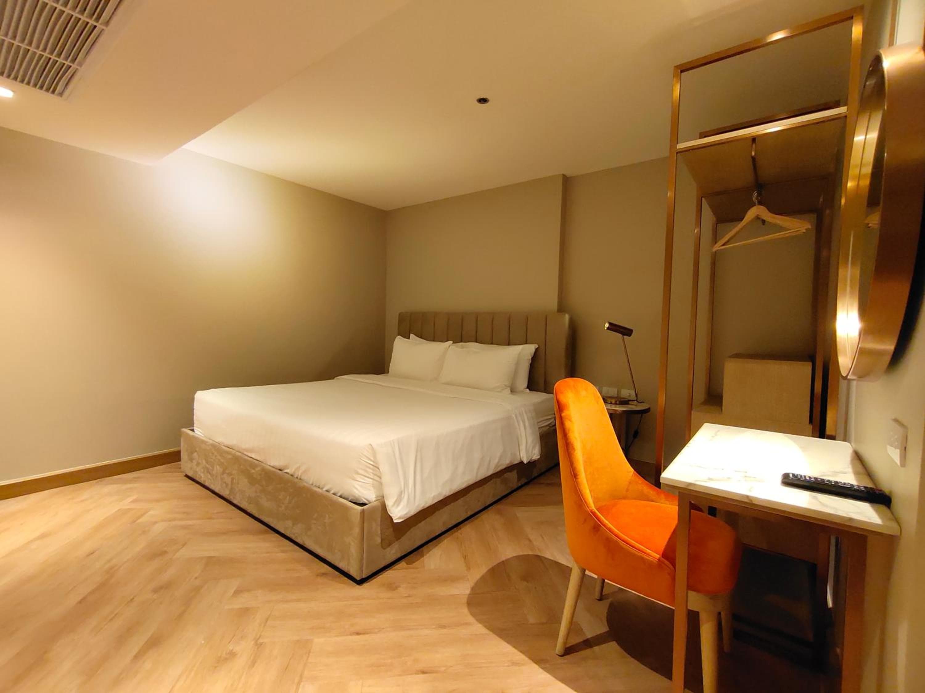 Away Bangkok Riverside Kene — 26