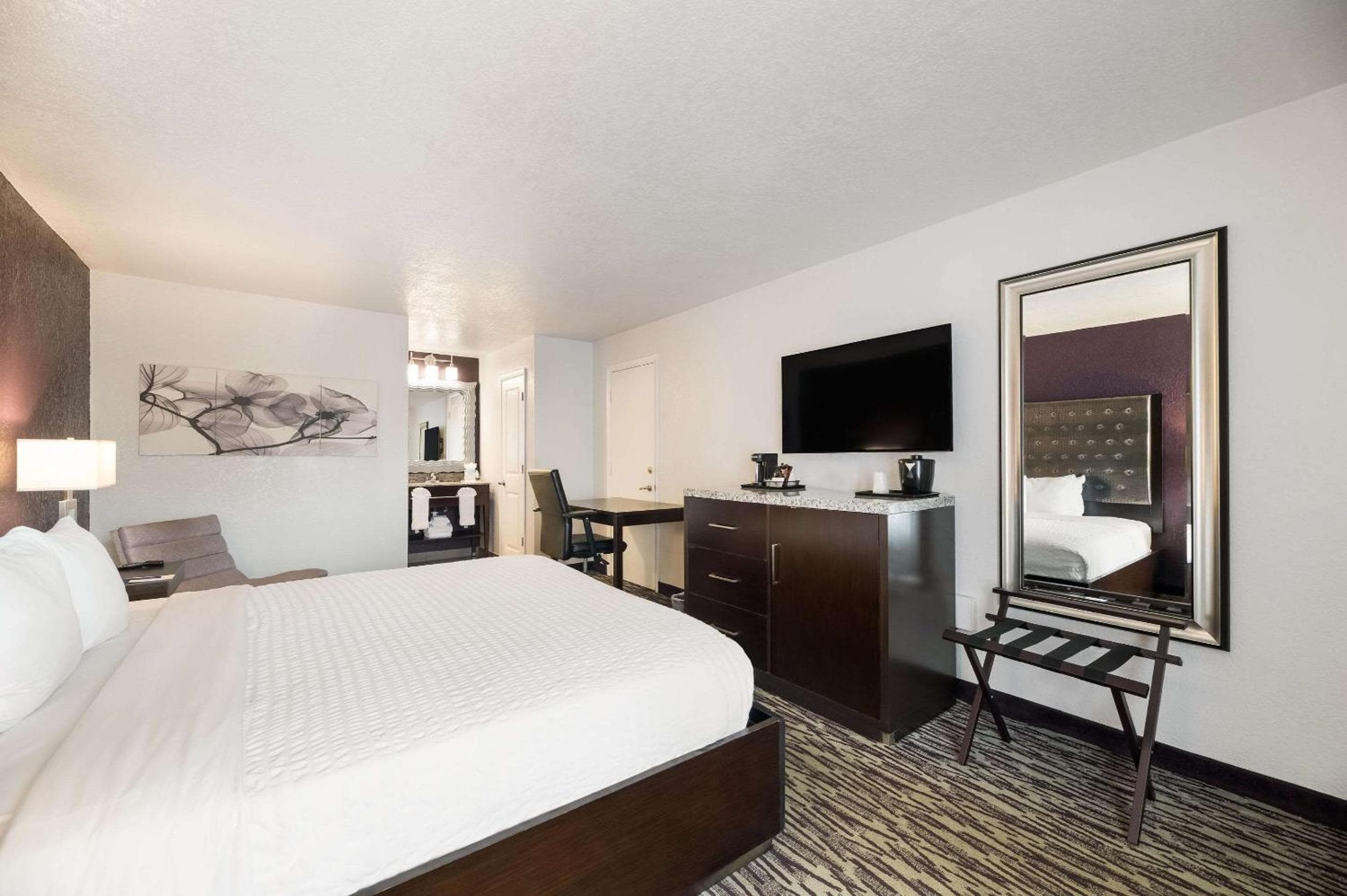 Clarion Inn & Suites Across From Universal Orlando Resort — 28