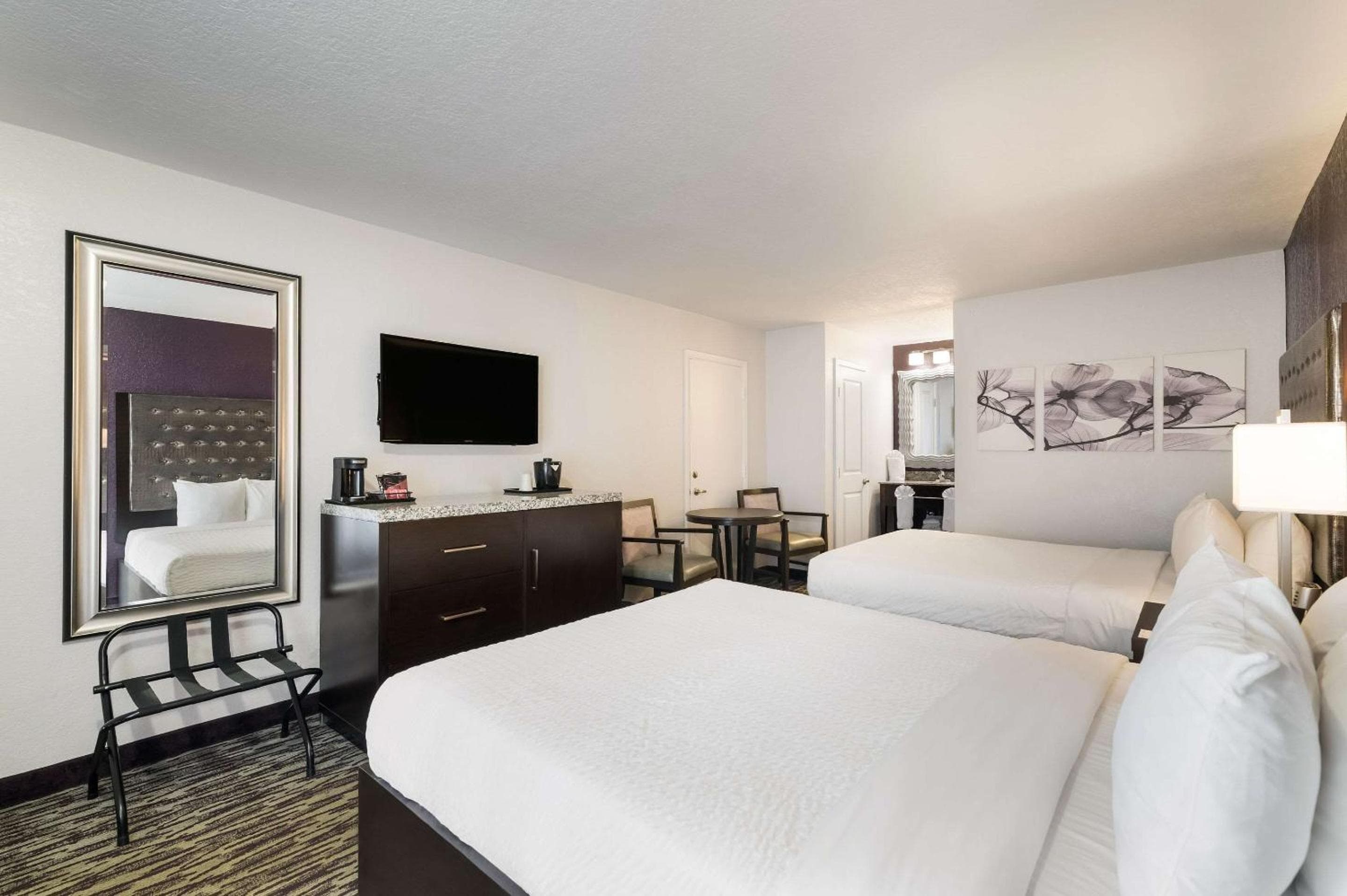 Clarion Inn & Suites Across From Universal Orlando Resort — 3