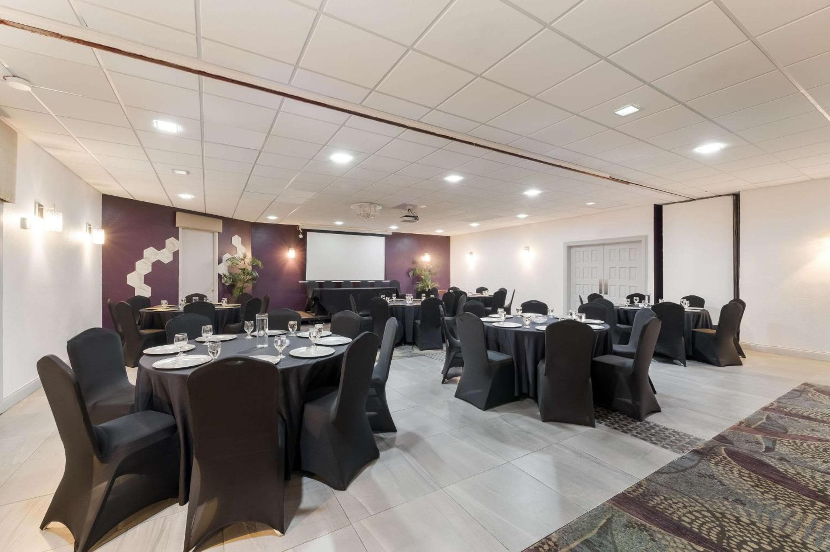 Clarion Inn & Suites Across From Universal Orlando Resort — 27