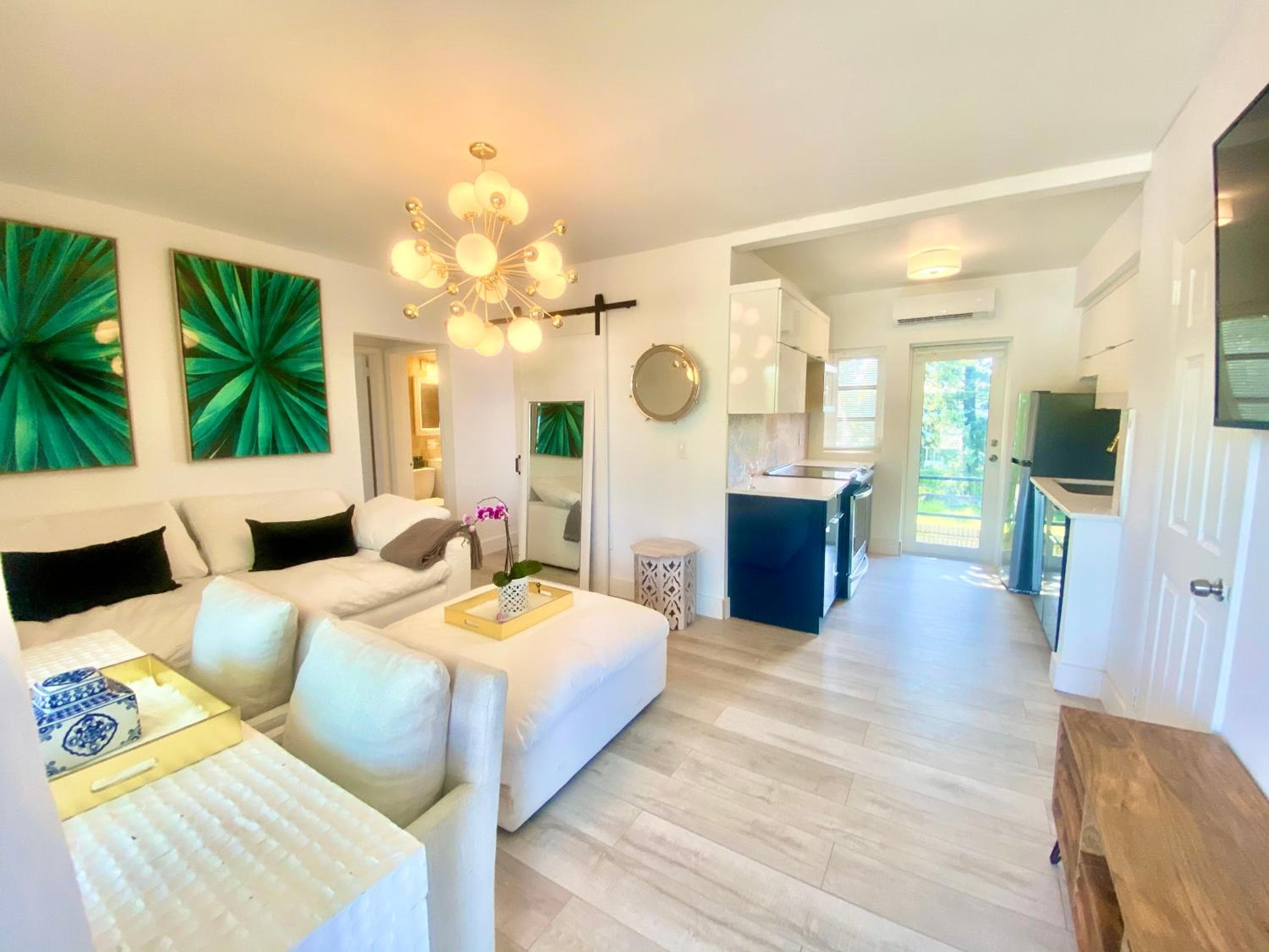 3 Seasons at the Carrington 3 Two Bedroom 1 Bath Apts -6 Bedrooms 3 bathrooms and 3 bedroom 2 bathroom Villa — 25
