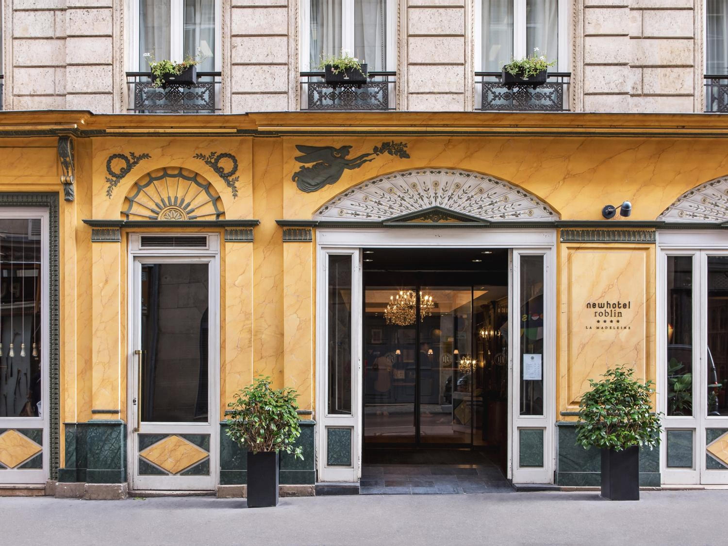 Nuevo Hotel Roblin — 1