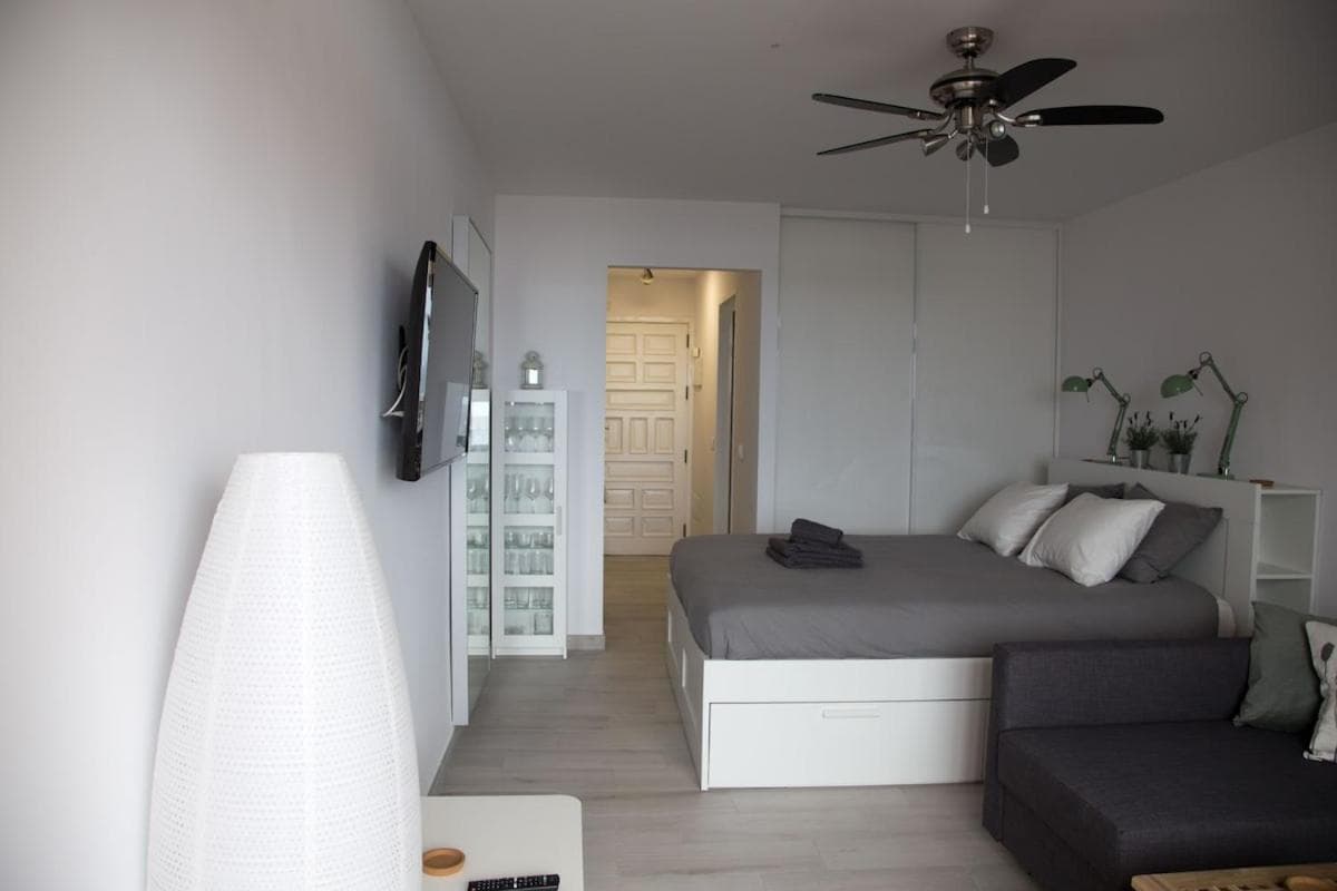 Studio with balcony and sea view — 1