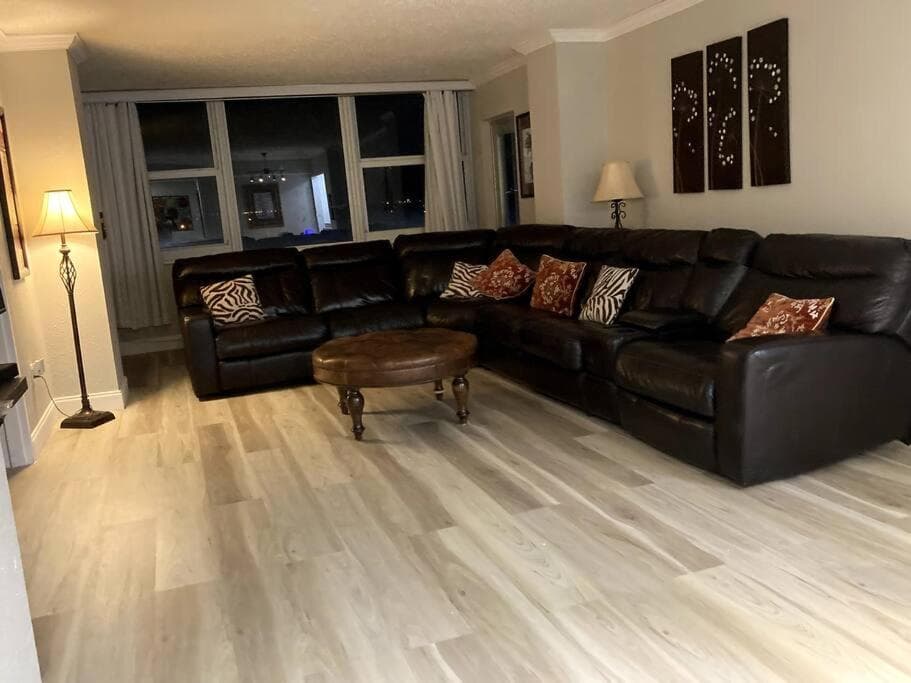 Oceanview on SAND located in Ocean Manor Resort Fort Lauderdale Beach 2 bed 2 bath spacious corner unit partial ocean view — 18