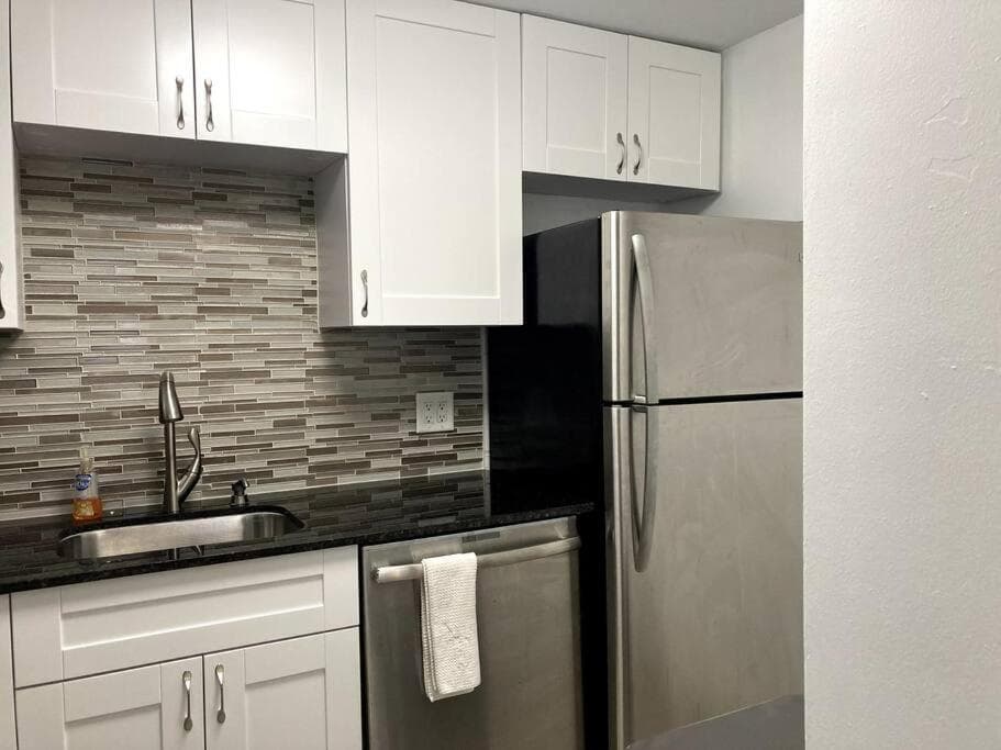 Oceanview on SAND located in Ocean Manor Resort Fort Lauderdale Beach 2 bed 2 bath spacious corner unit partial ocean view — 16
