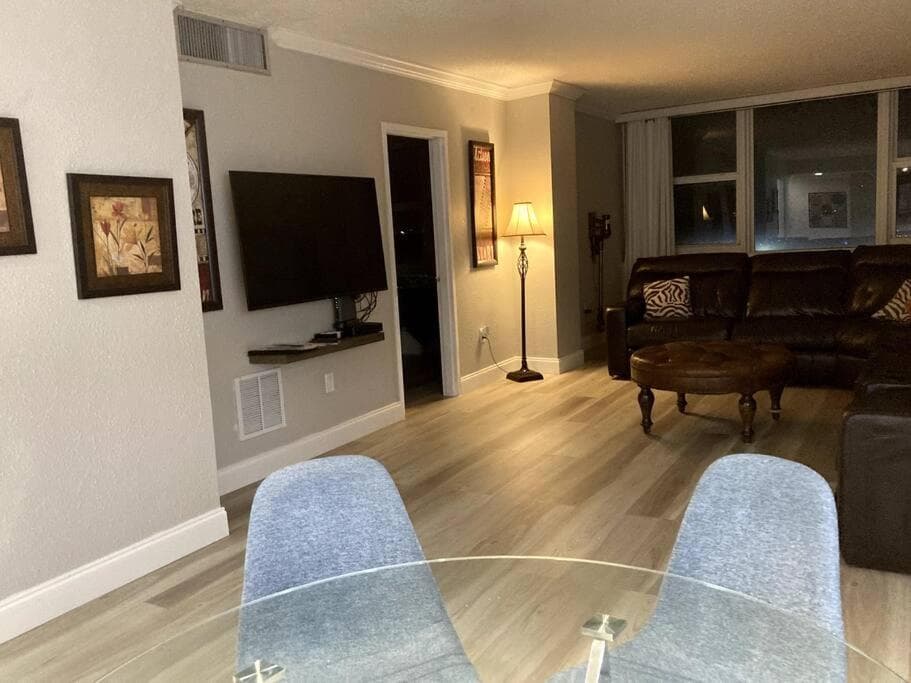 Oceanview on SAND located in Ocean Manor Resort Fort Lauderdale Beach 2 bed 2 bath spacious corner unit partial ocean view — 8