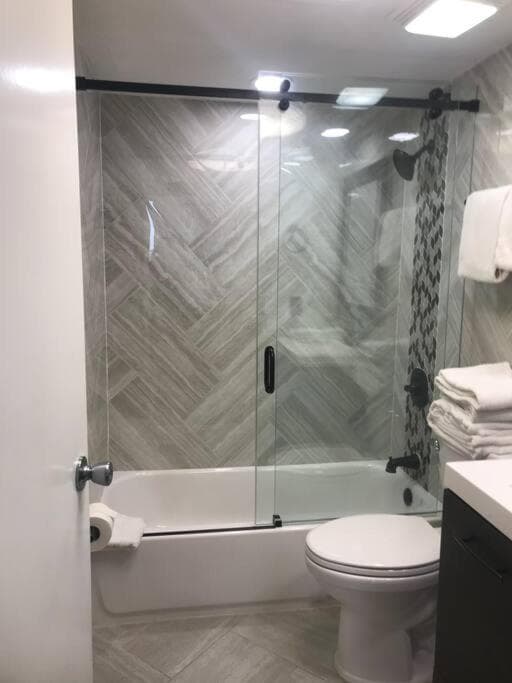 Oceanview on SAND located in Ocean Manor Resort Fort Lauderdale Beach 2 bed 2 bath spacious corner unit partial ocean view — 15
