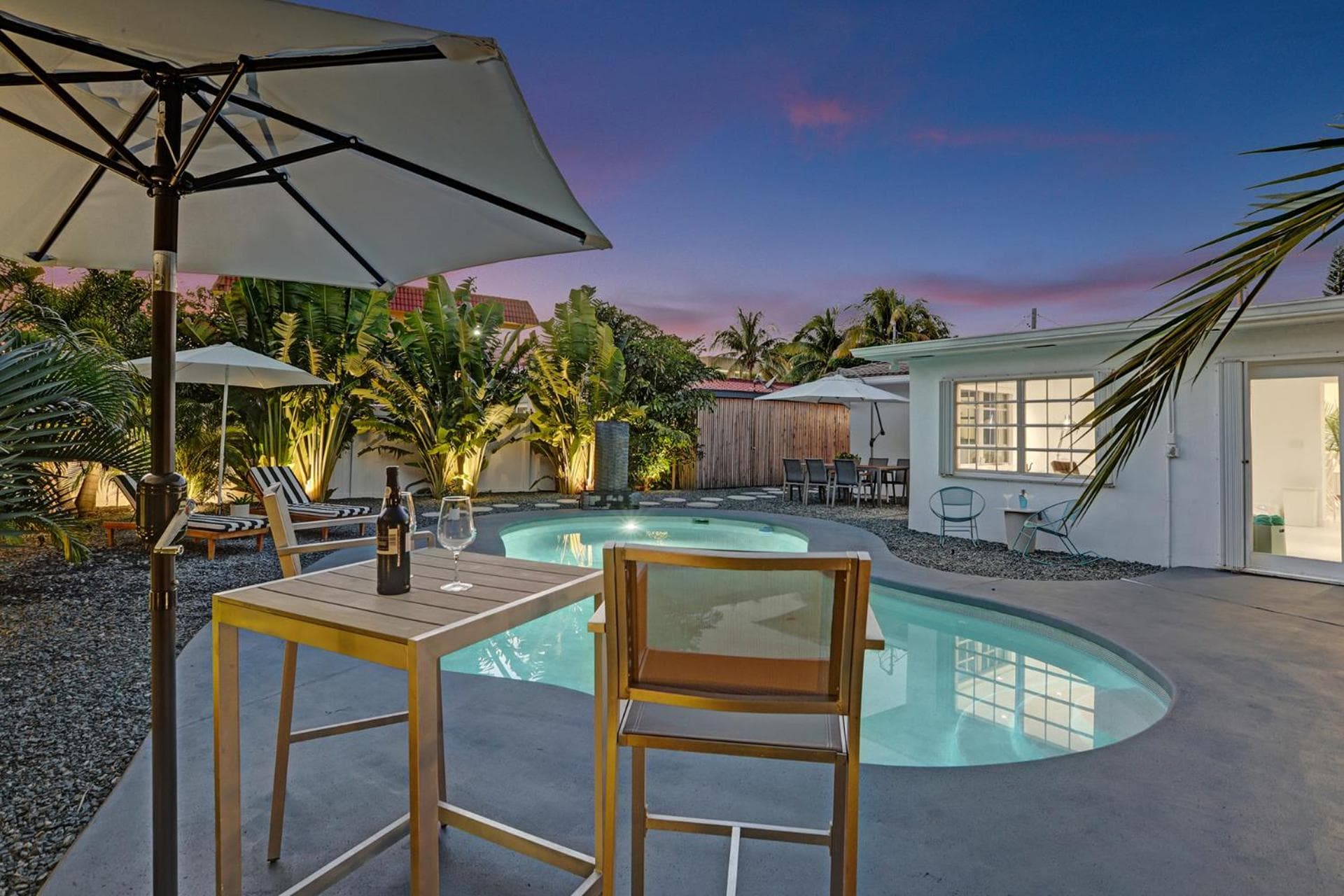 Stylish Luxury Tropical Junior Suite — 4
