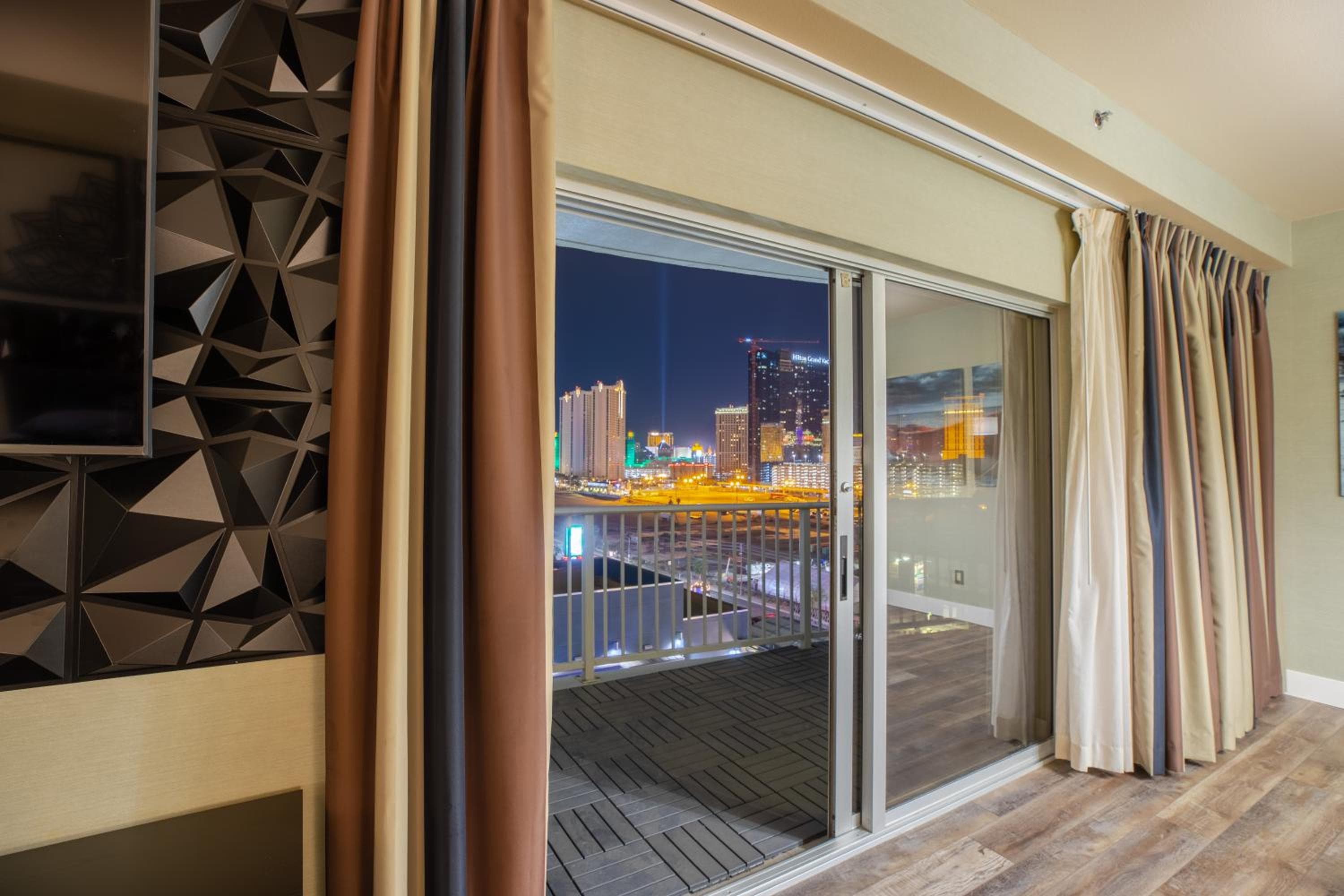 Suite Penthouse de 2100 pies cuadrados con vistas al Strip. GIMNASIO EN LA PISCINA — 5