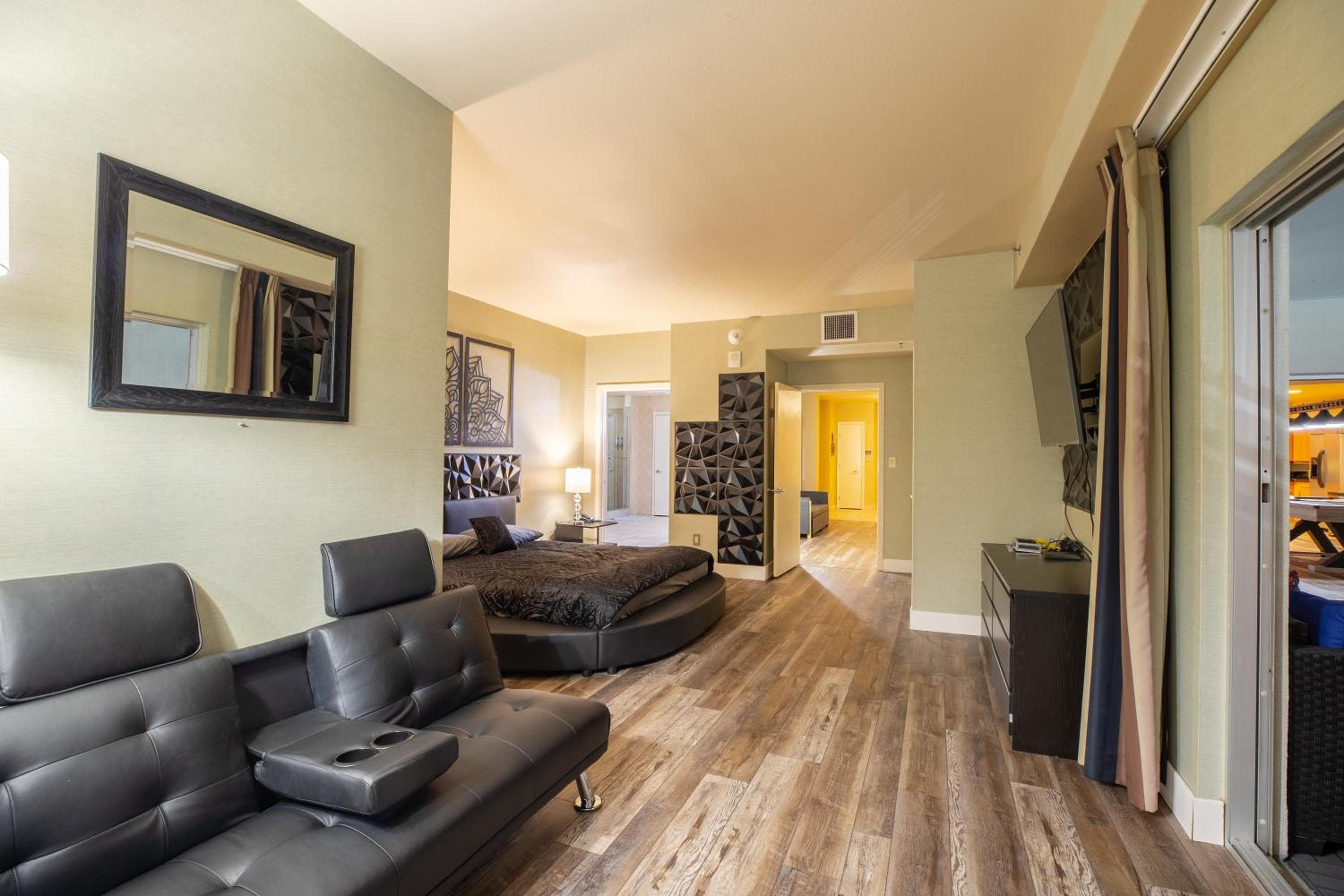 2100 SqFt Penthouse Suite W/ Strip Views! POOL GYM — 28
