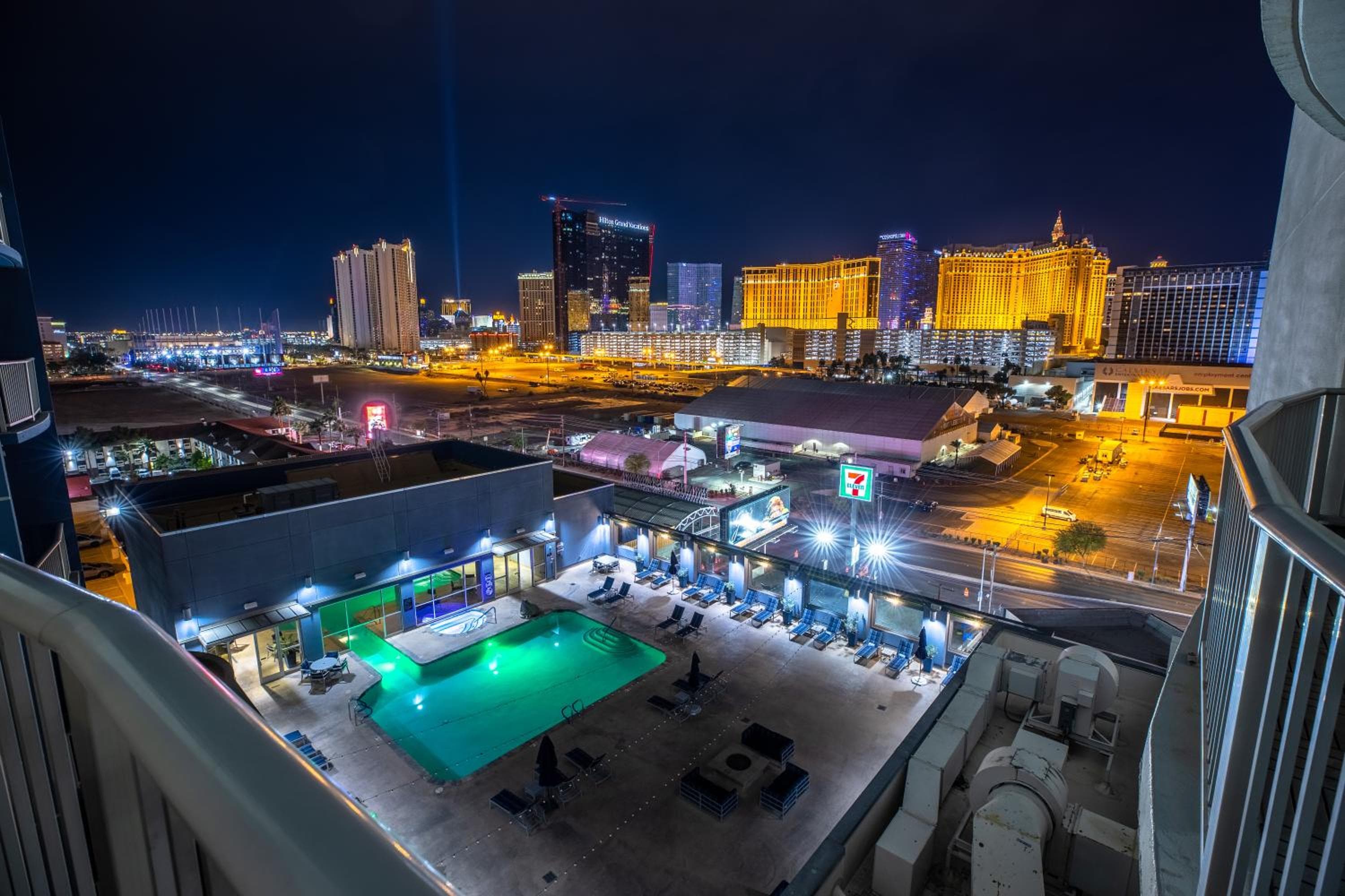 Suite Penthouse de 2100 pies cuadrados con vistas al Strip. GIMNASIO EN LA PISCINA — 2