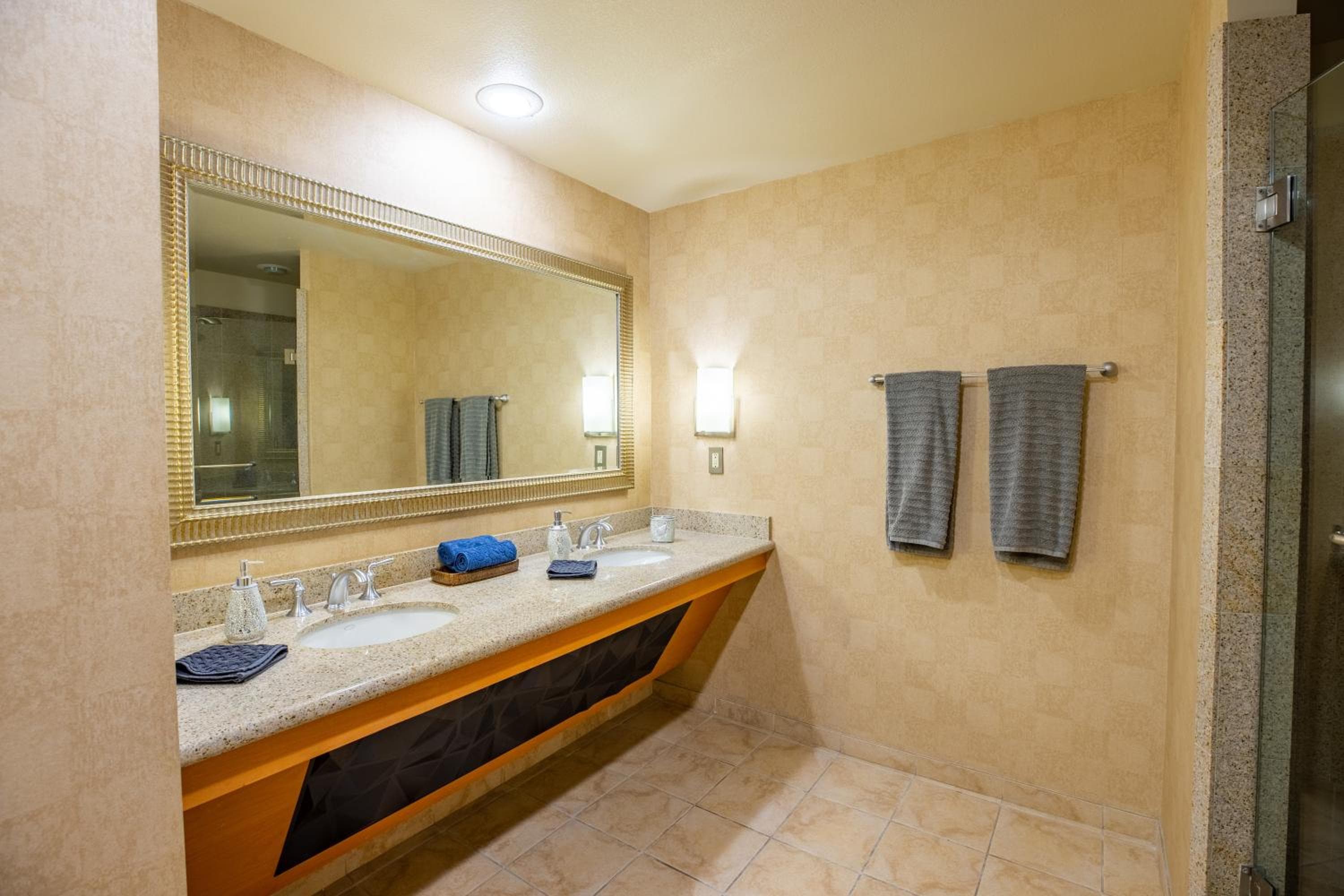 2100 SqFt Penthouse Suite W/ Strip Views! POOL GYM — 8