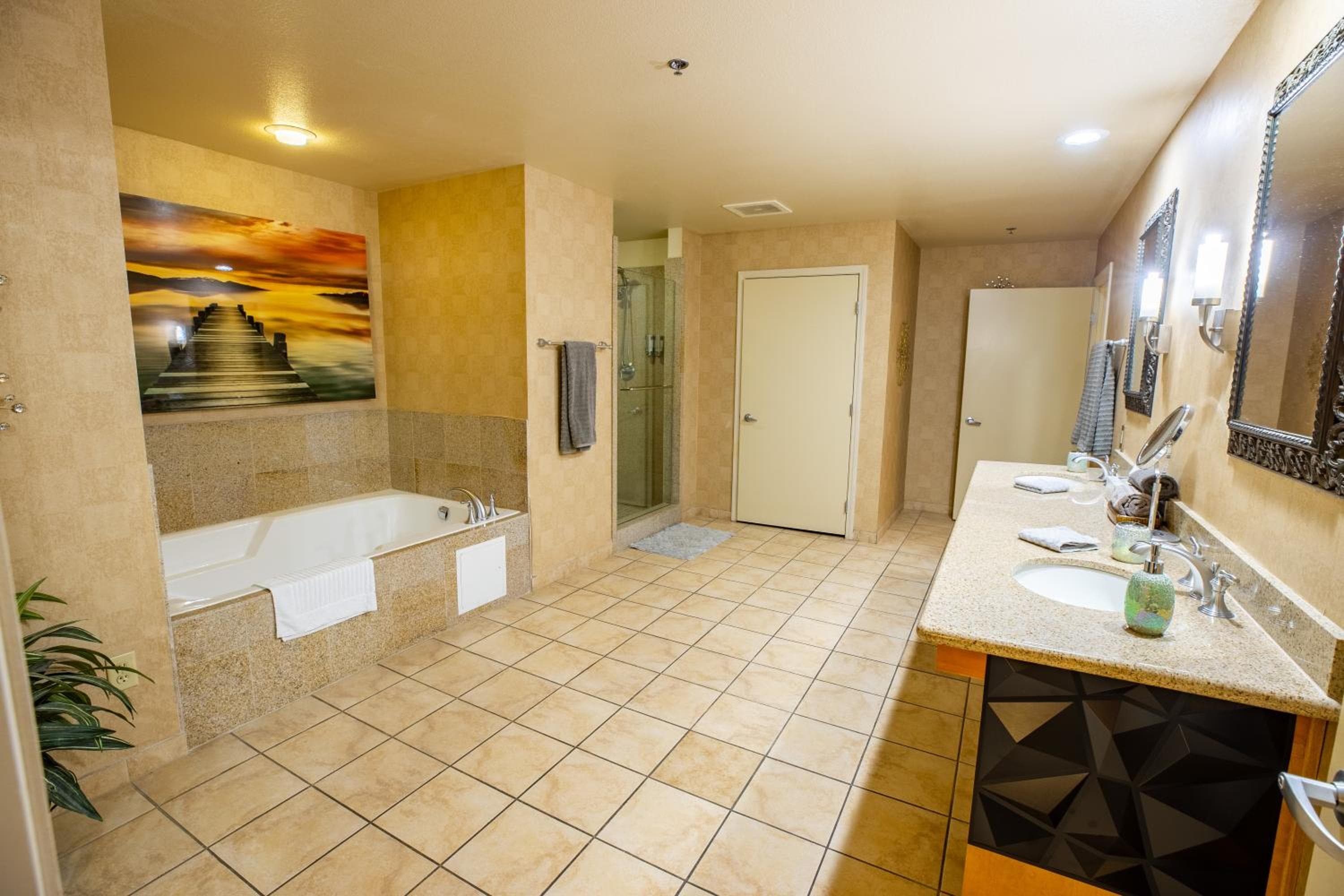 Suite Penthouse de 2100 pies cuadrados con vistas al Strip. GIMNASIO EN LA PISCINA — 26